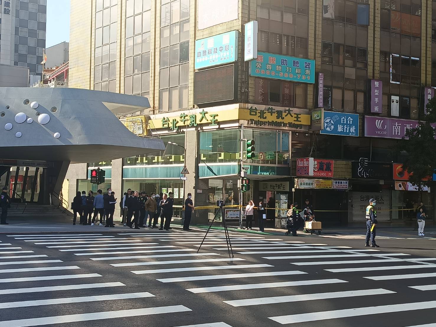 檢警今重回誠品南西店，封街蒐證並出動3D雷射掃描儀重建現場。（翻攝畫面）