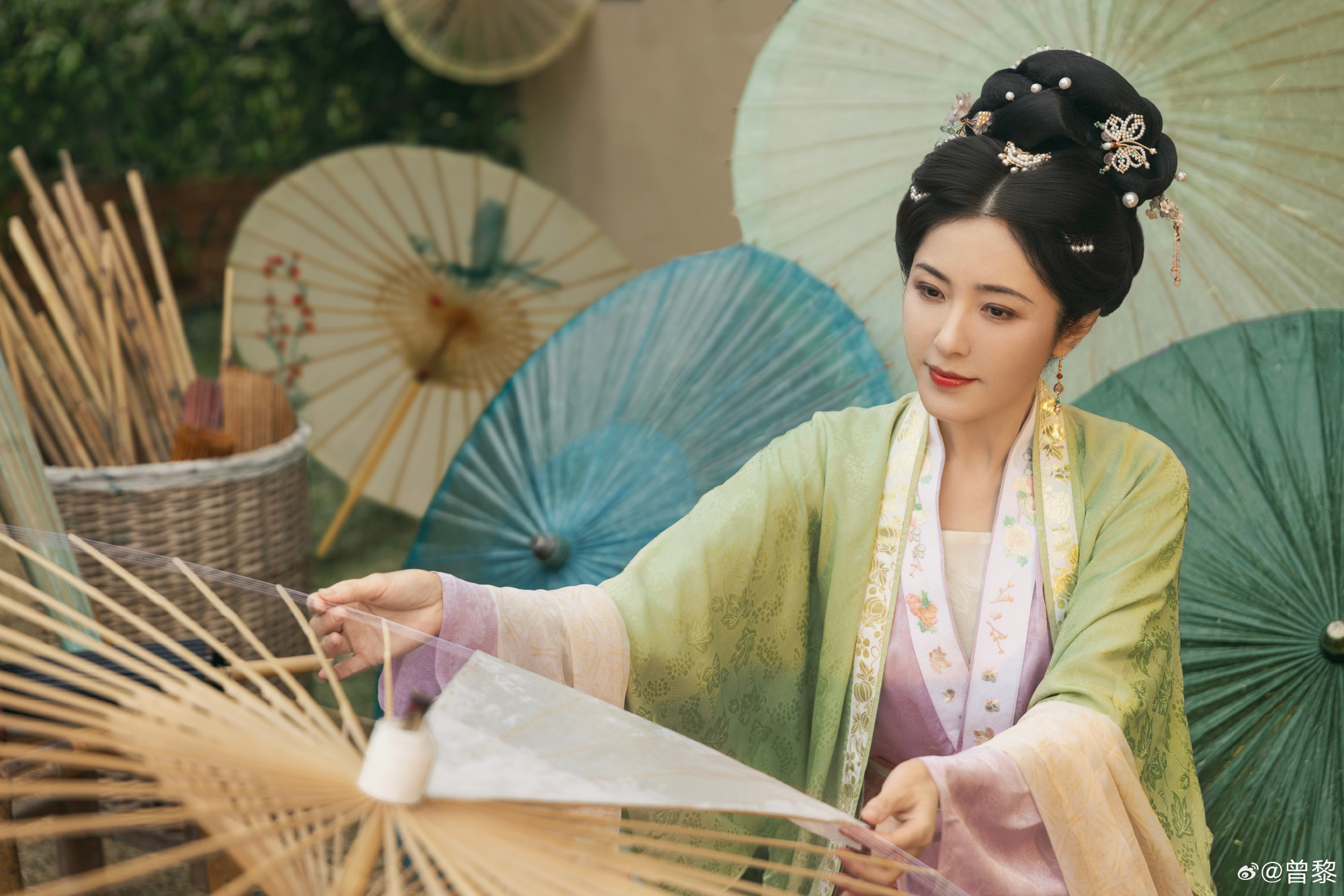 大陸女星曾黎的團隊危機處理不佳，導致她的負面詞條霸榜微博熱搜，形象急跌。（翻攝曾黎微博）