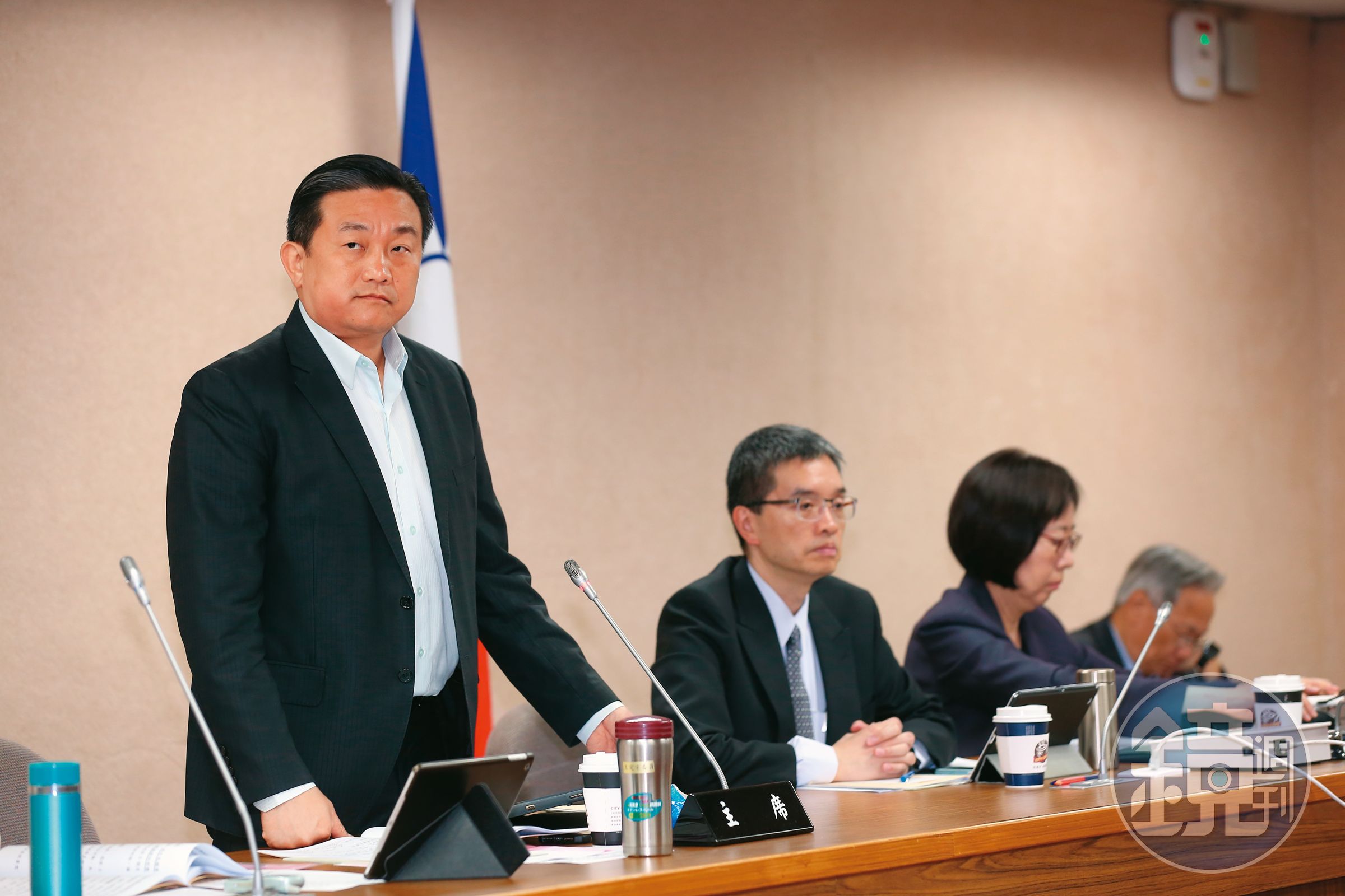 民進黨立委王定宇(左)擔任祕密會議主席時,曾阻止馬文君在會中講電話。