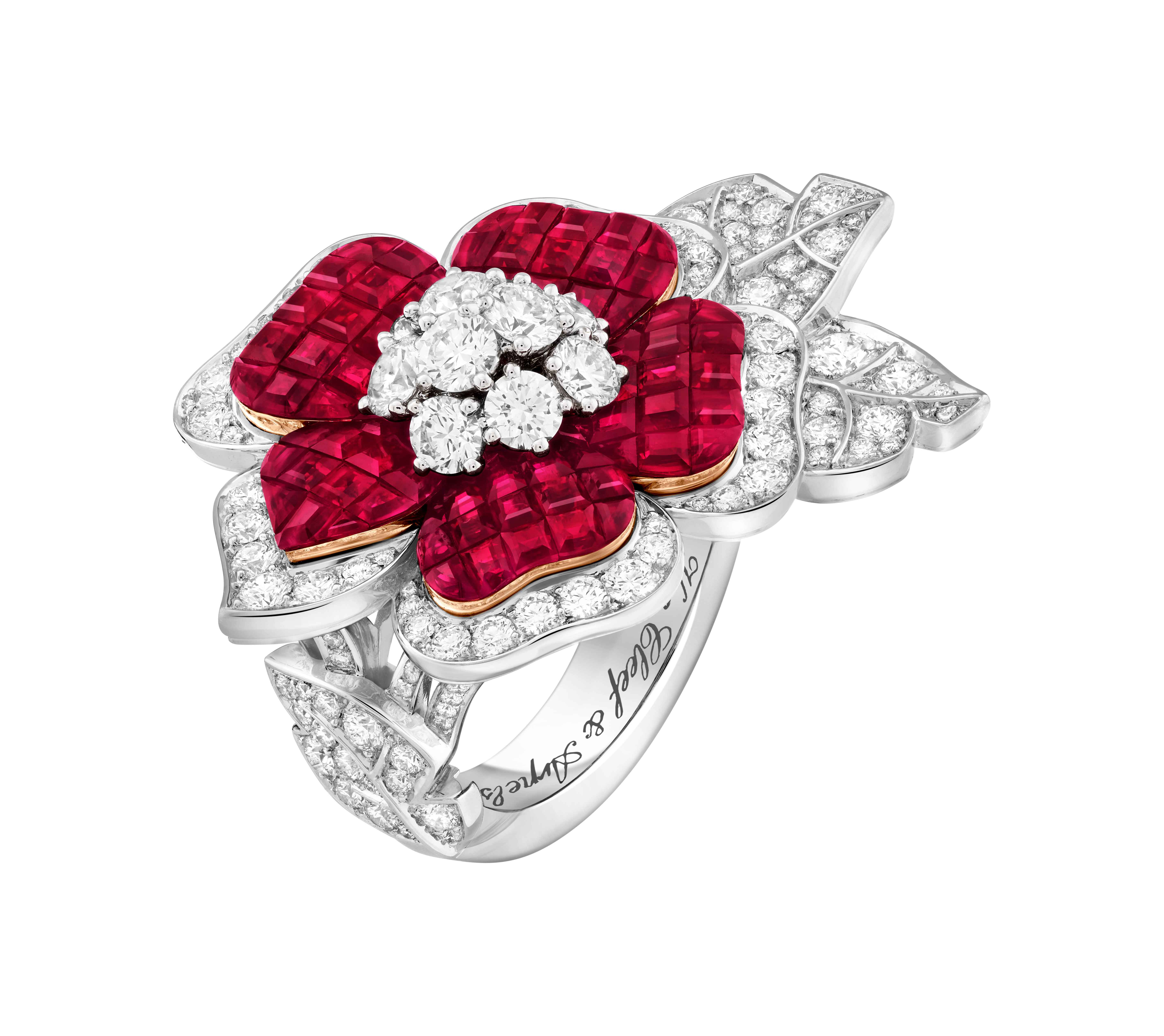梵克雅寶 Van Cleef & Arpels Signature 高級珠寶系列 Gloxinia 戒指 18K白金、18K玫瑰金,搭配傳統隱密式鑲嵌紅寶石、鑽石。參考價格NT$ 21,100,000。