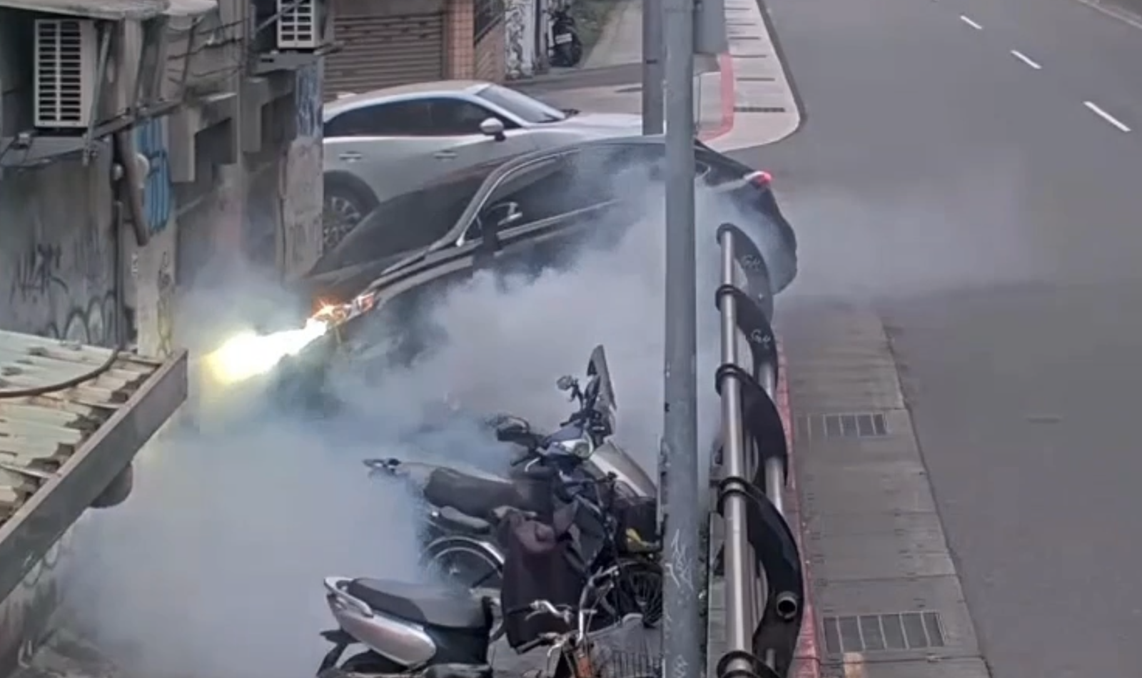 自小客轉彎「跌進人行道」!泰山壓頂毀爛一排機車 現場白煙狂冒畫面曝