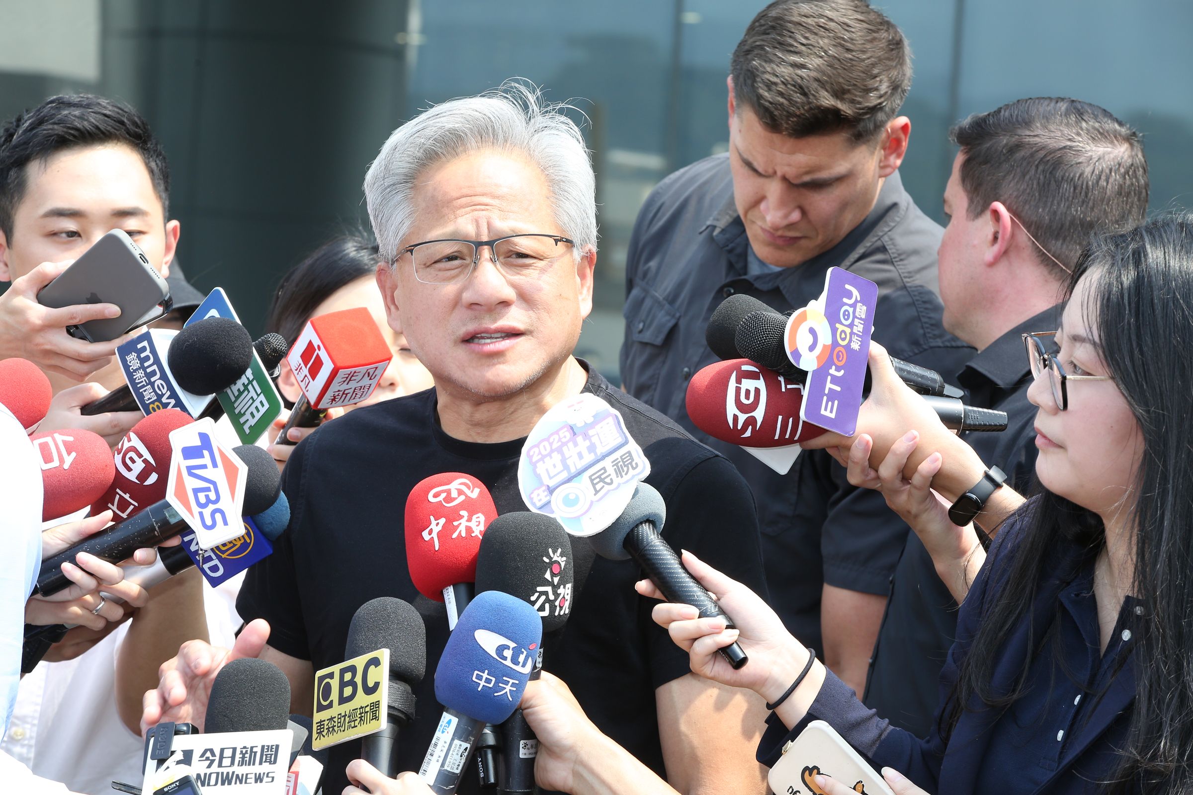 外媒指出,輝達執行長黃仁勳(中)上月與上海市長會面時,曾討論在上海設立研發中心。