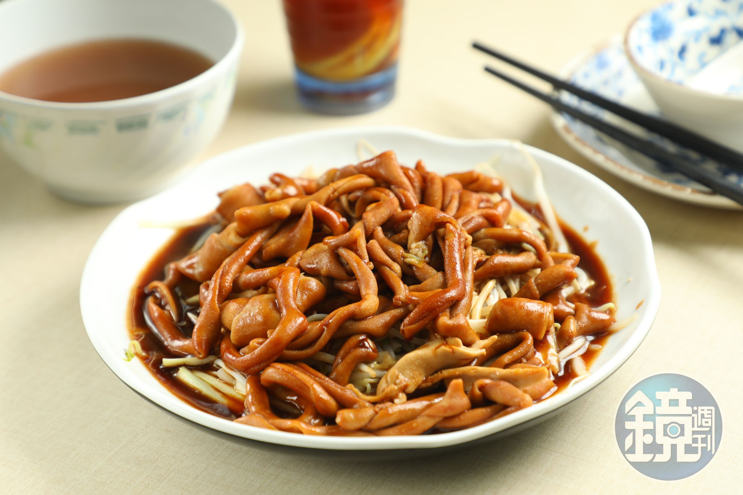 「豉油王鵝腸」的鵝腸爽脆，裹上豉油，燒得鑊氣十足，讓人愛不釋口。（港幣108元／份，約NT$407）