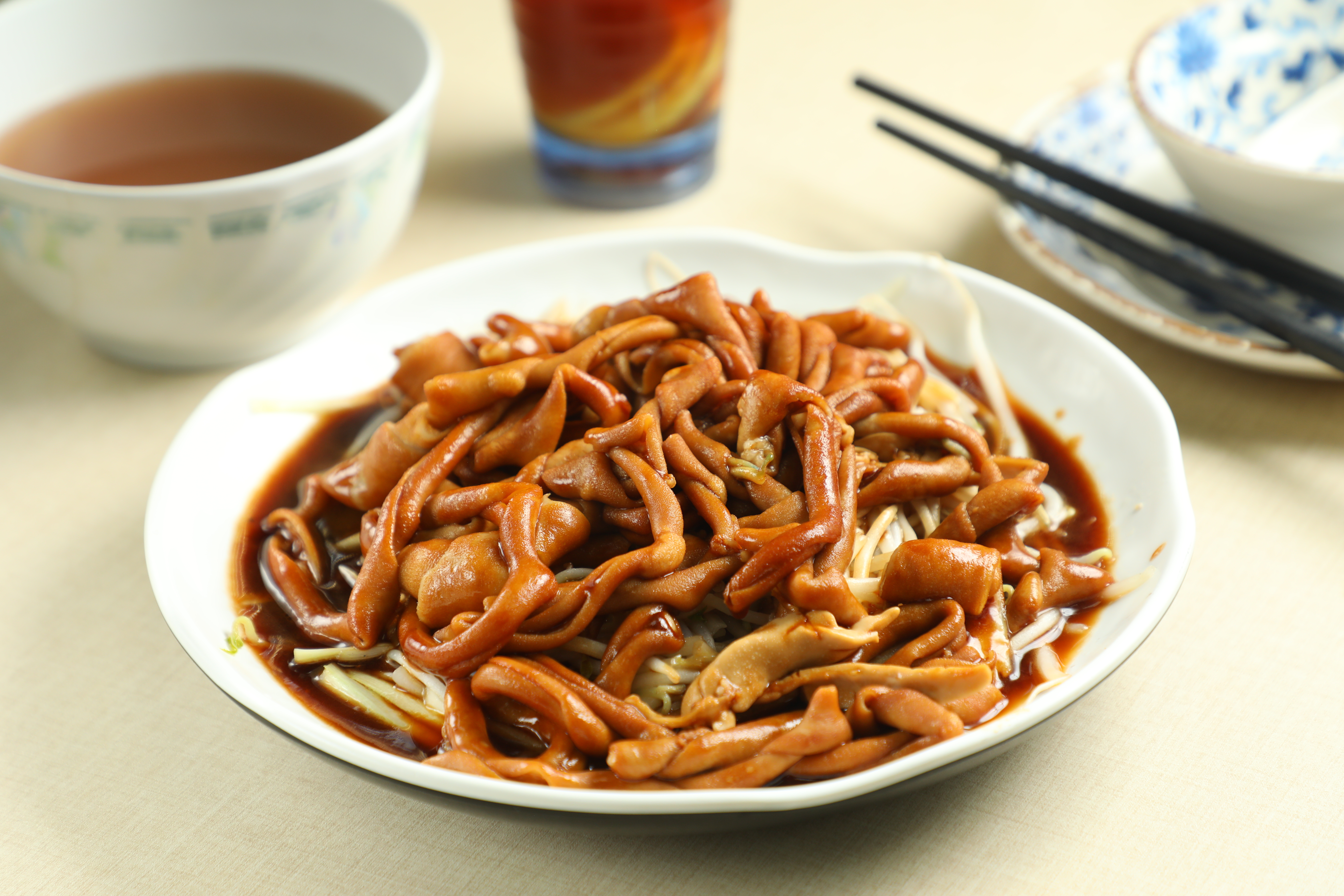 「豉油王鵝腸」的鵝腸爽脆，裹上豉油，燒得鑊氣十足，讓人愛不釋口。（港幣108元／份，約NT$407）