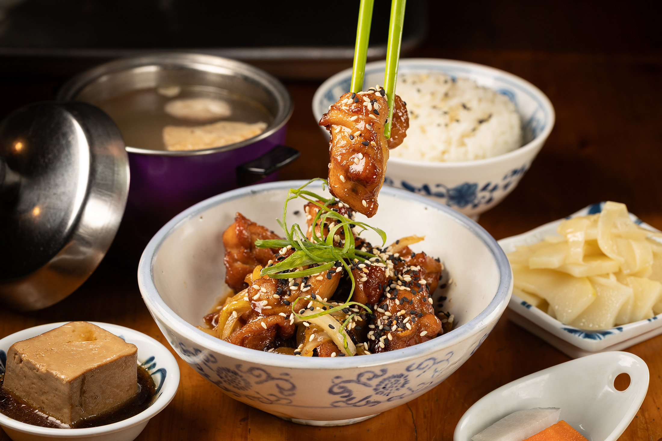 「弄，來小餐桌」是嘉義一間主打家常味的台式定食餐廳，希望透過充滿媽媽味道或像阿嬤煮的菜餚，溫暖每位客人的心，讓這裡成為他們想帶爸媽或小朋友三代同堂一起聚餐的地方。