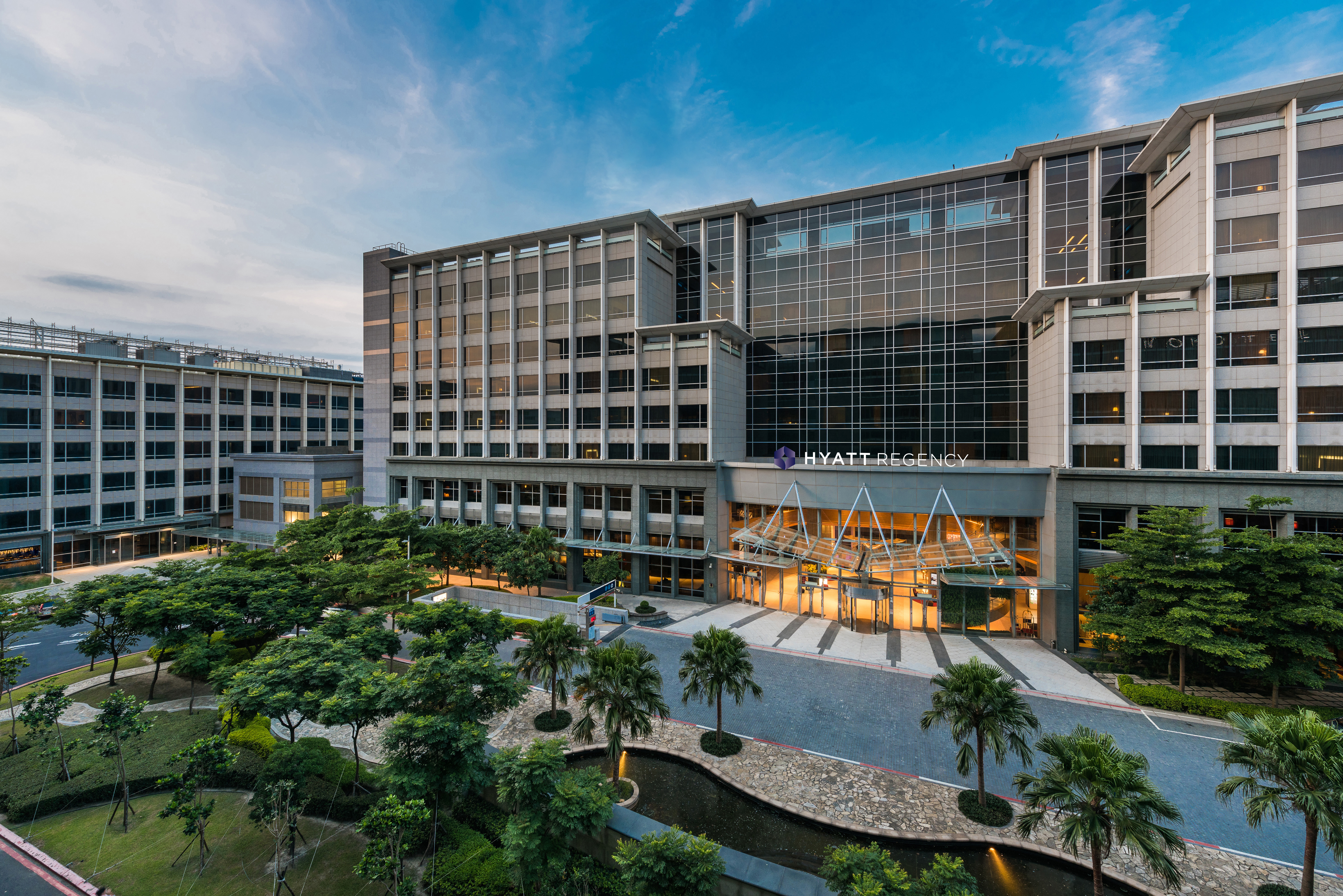 中華航空旗下全資子公司「華航大飯店」，2025年1月1日已正式成為「桃園國際機場凱悅酒店」（Hyatt Regency Taoyuan International Airport）。