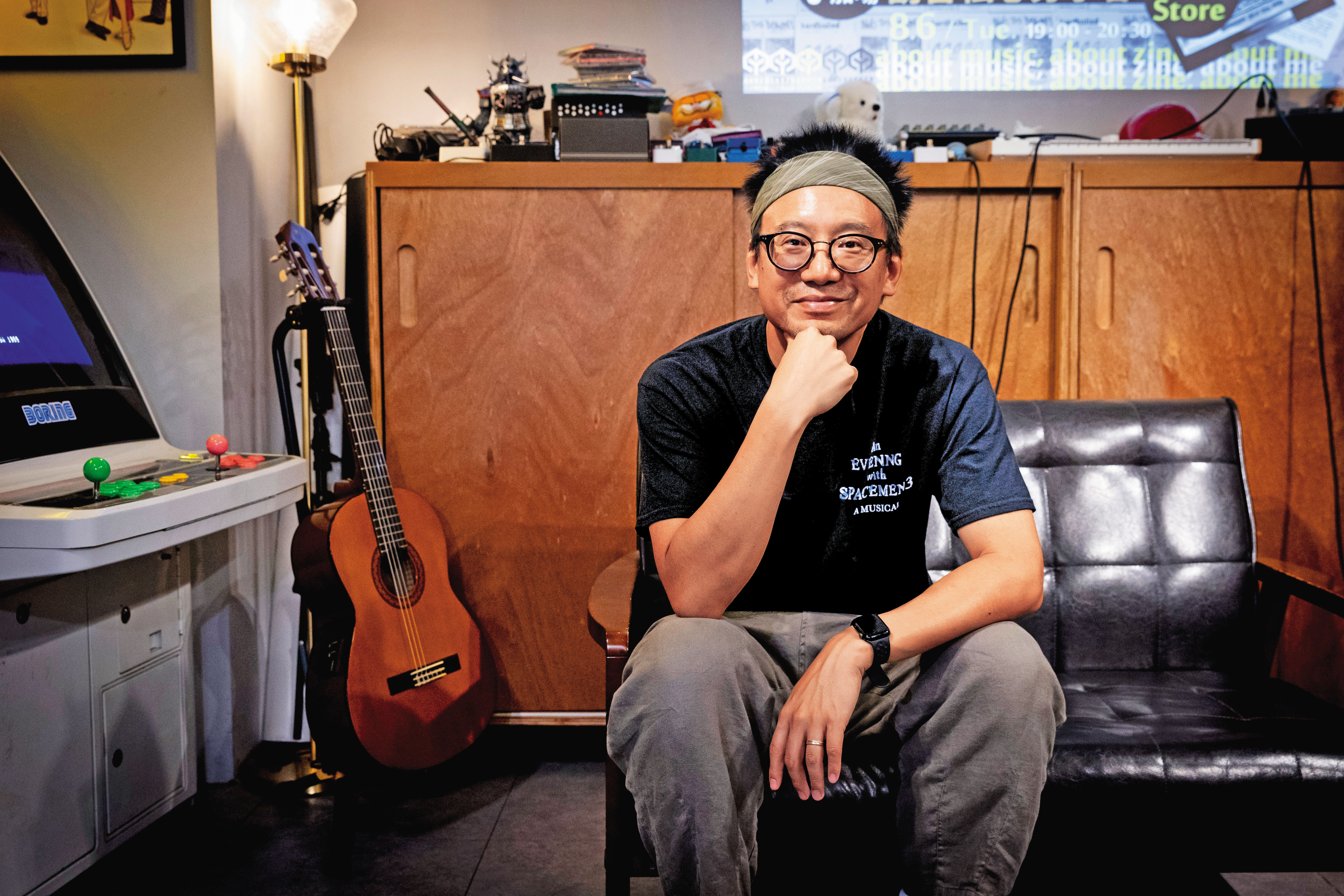 徐華在捷運中山站PAR STORE，一家賣黑膠唱盤、復古錄音帶、小誌和潮T的獨立小店，剛好都是他熱愛的事物。