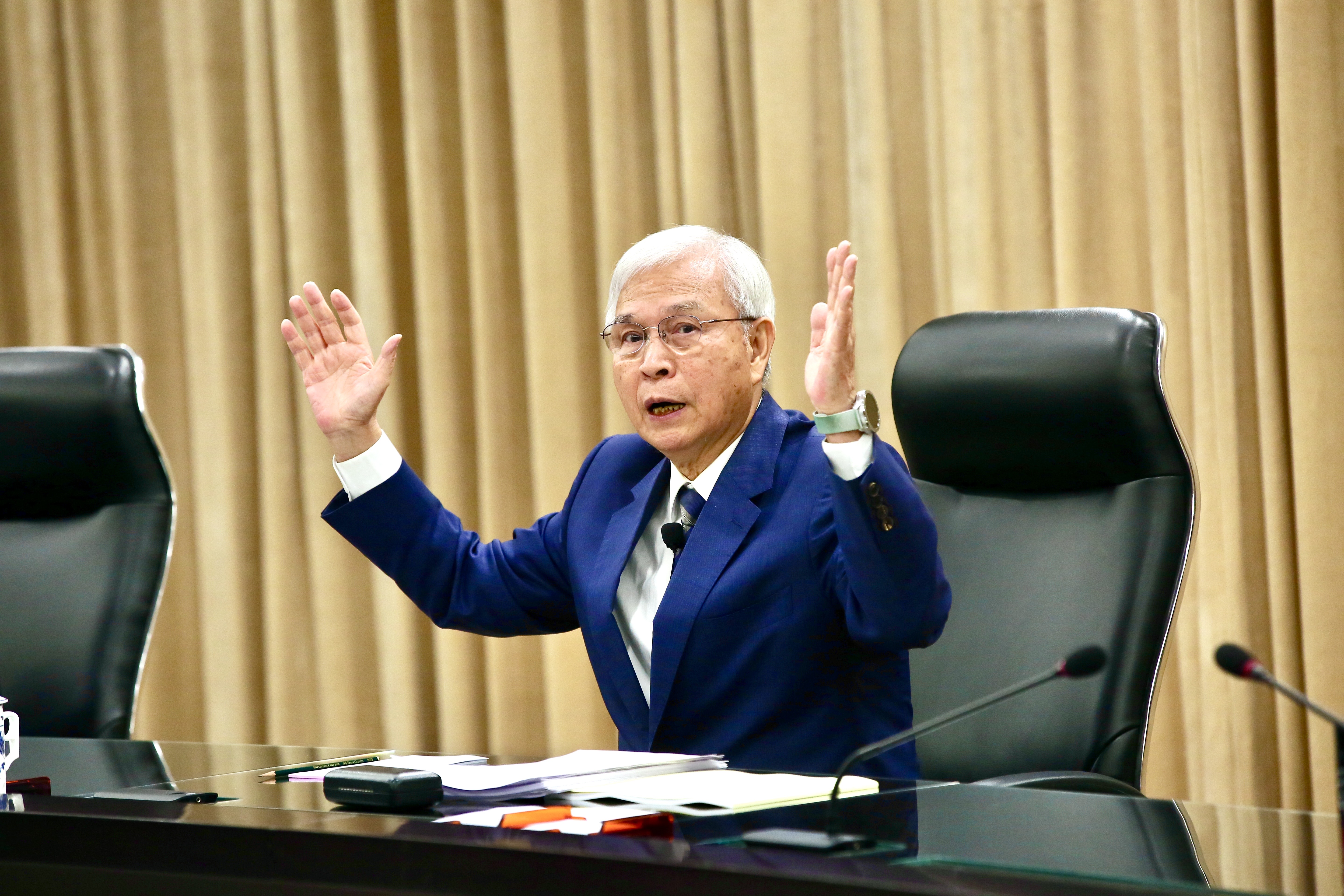 央行總裁楊金龍在第3季理監事會後記者會表示，總檢討在第4季會比較明朗。