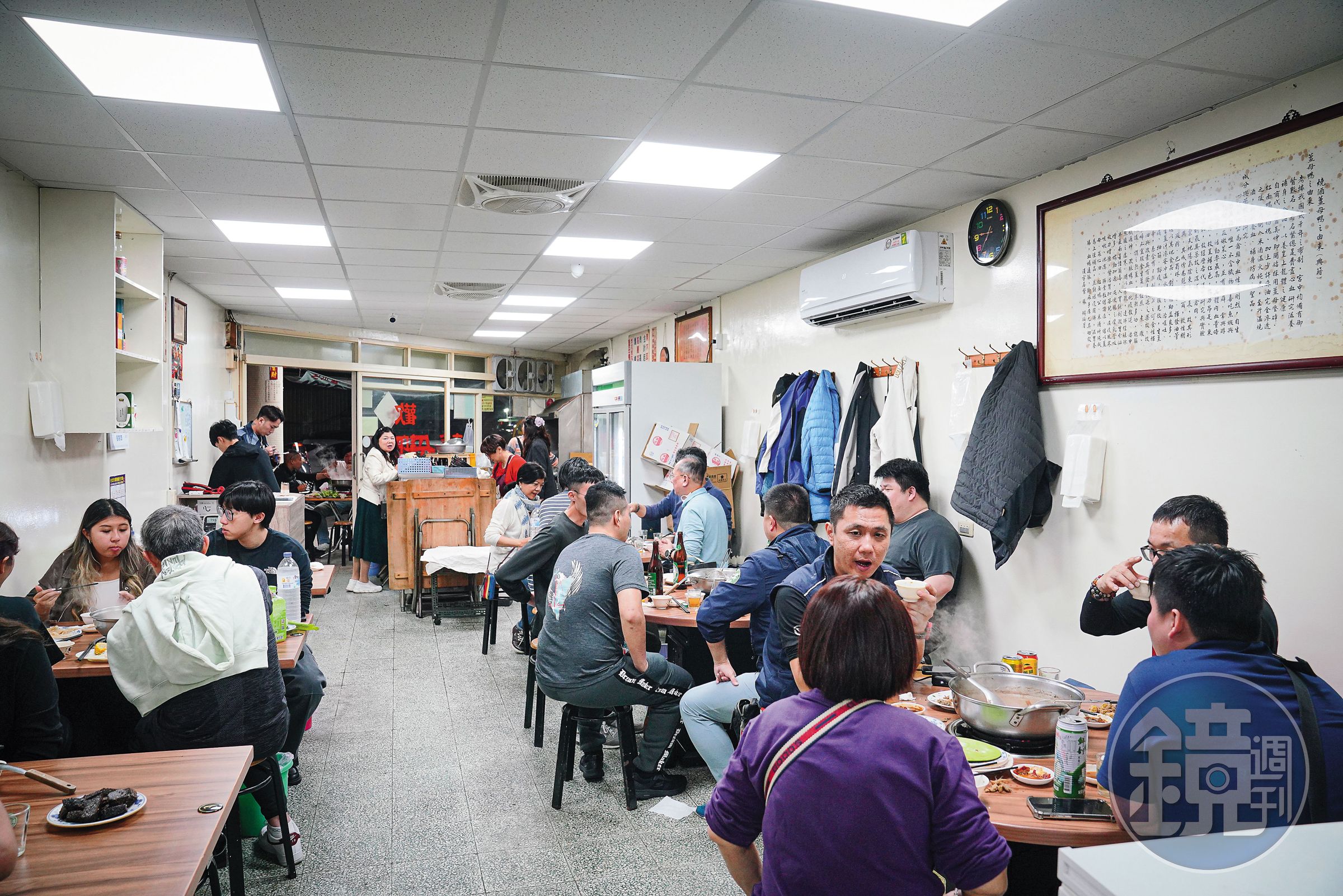 除了店裡、店外都客滿之外，還有很多怕酒測的客人外帶回家吃。