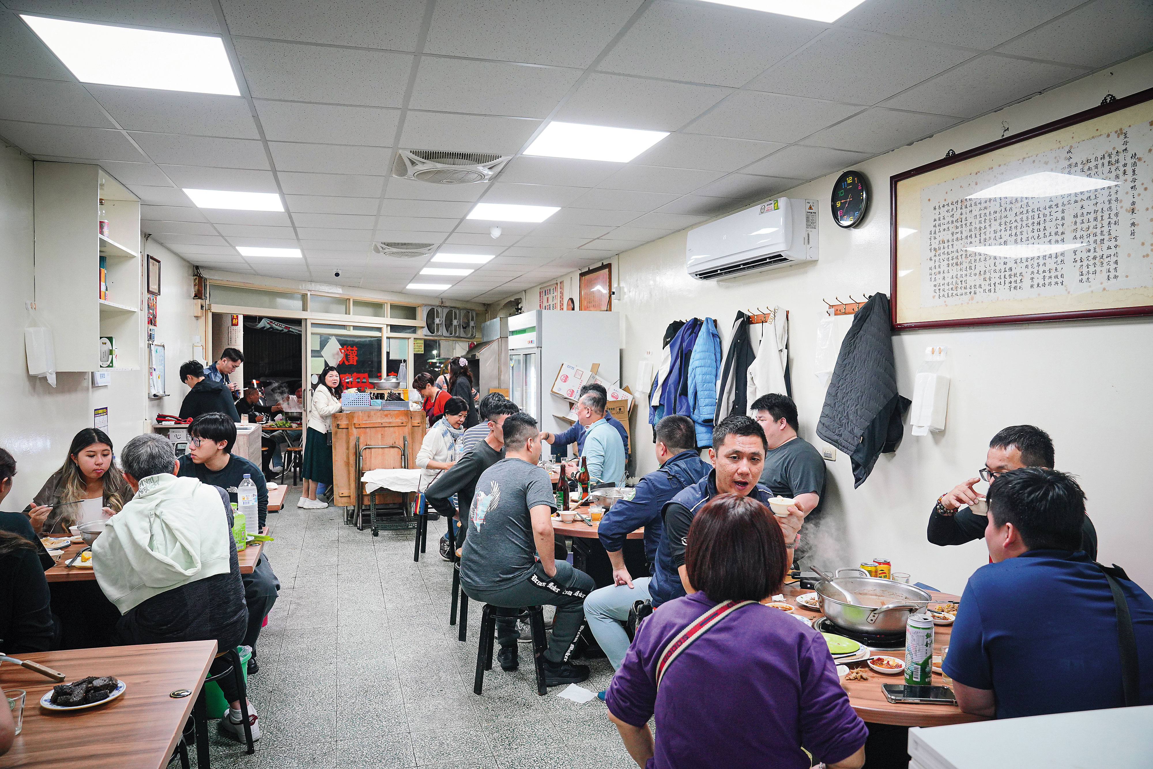除了店裡、店外都客滿之外，還有很多怕酒測的客人外帶回家吃。