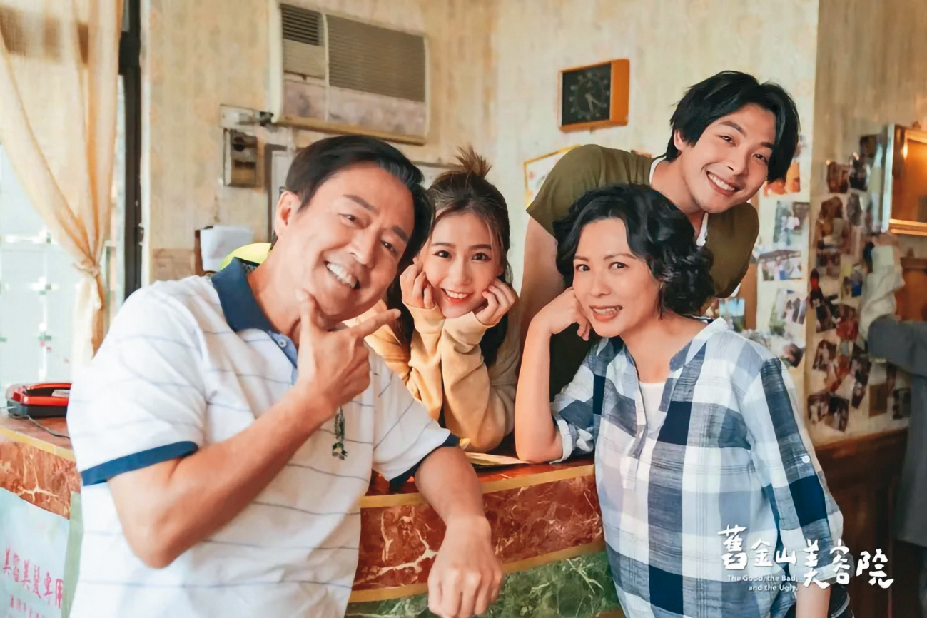 方志友(左二)近期在新戲《舊金山美容院》和檢場(左)、連晨翔(右一)、陳孝萱(右二)同台演出。 (TVBS提供)