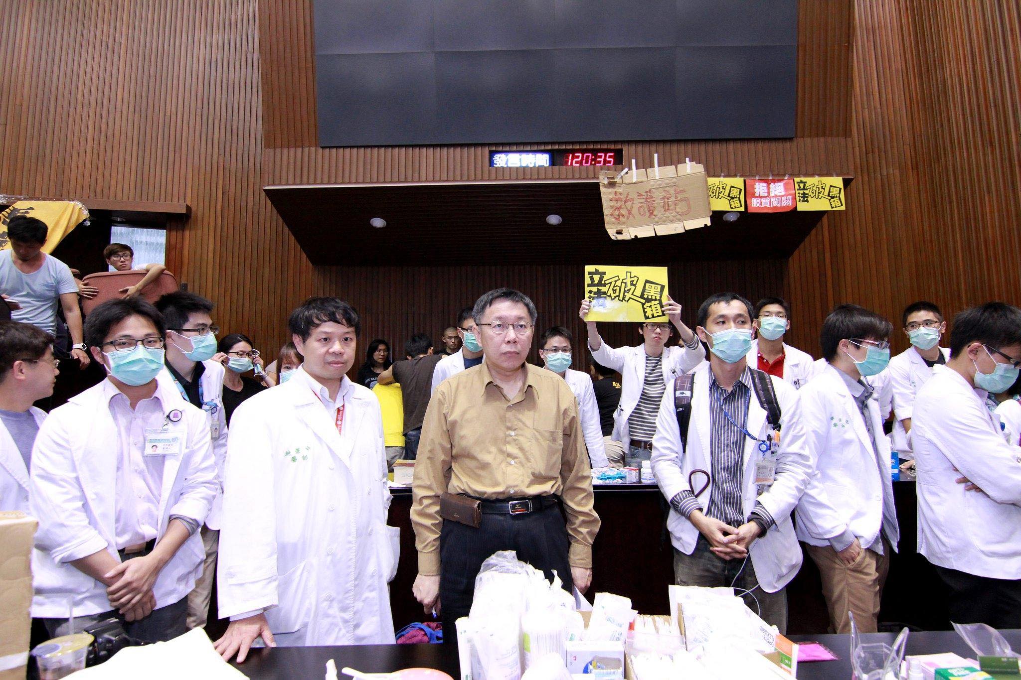 柯文哲的前攝影官潘俊霖今感嘆po文，「我這輩子犯過最大的錯誤，就是2014年318學運打電話叫柯文哲趕來立法院拍照」。（翻攝自潘俊霖臉書）