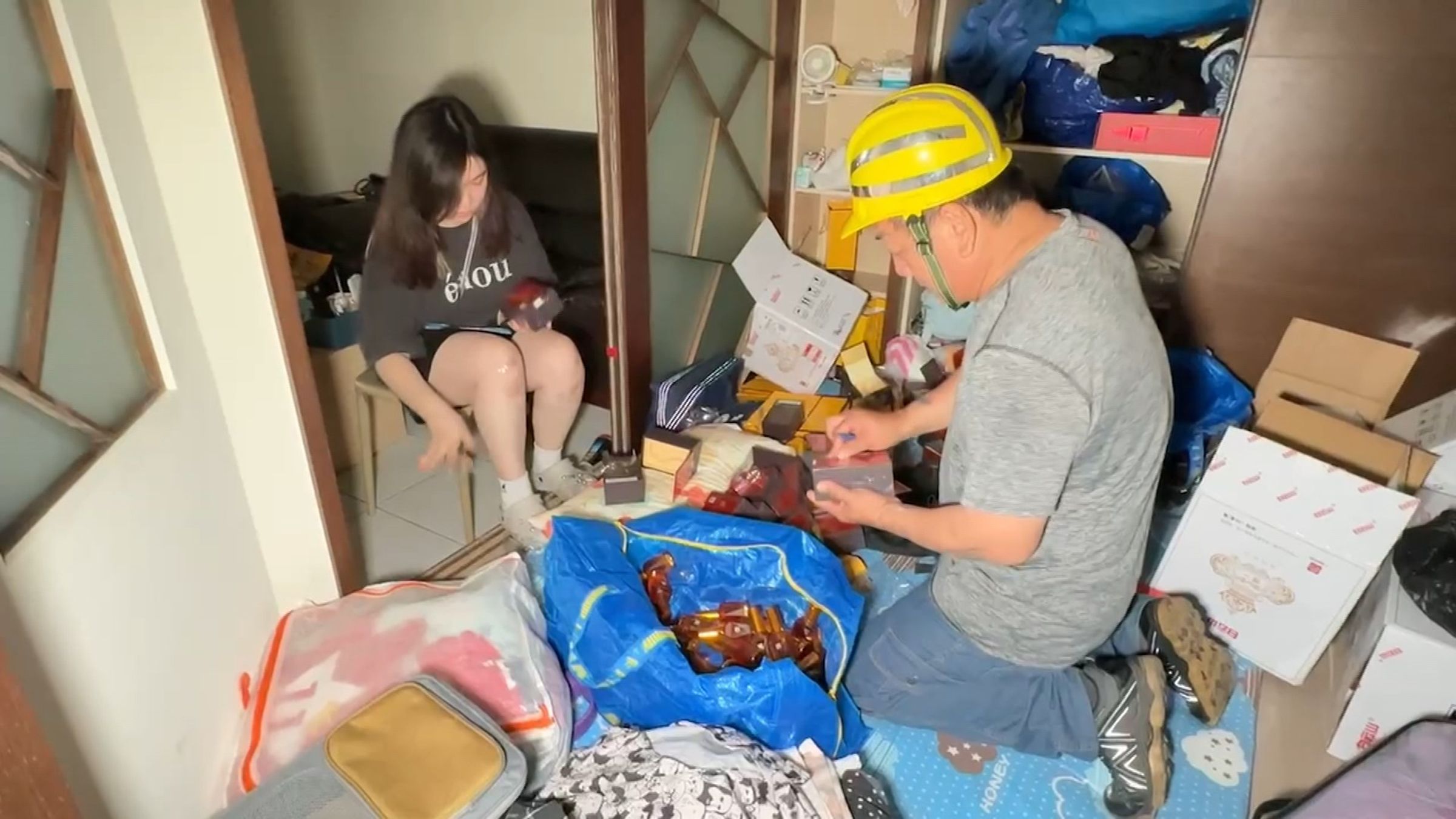 受災戶把握時間返回受損的房屋,快速帶走重要物品。(《鏡新聞》提供)