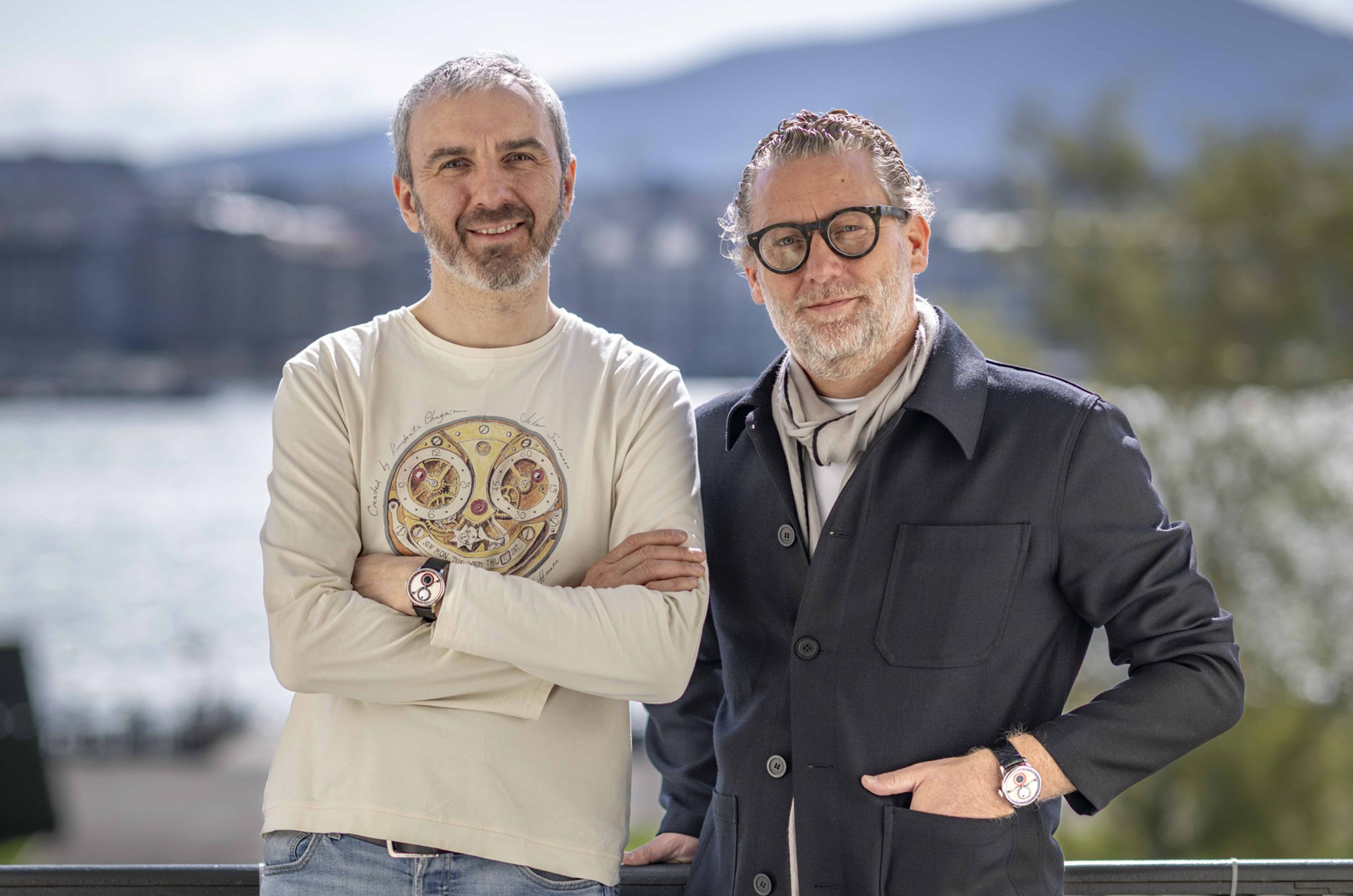 Konstantin Chaykin（左） 與 Louis Erard 品牌總監Manuel Emch（右），攜手展演時間吞噬者 III的幽默機械美學。