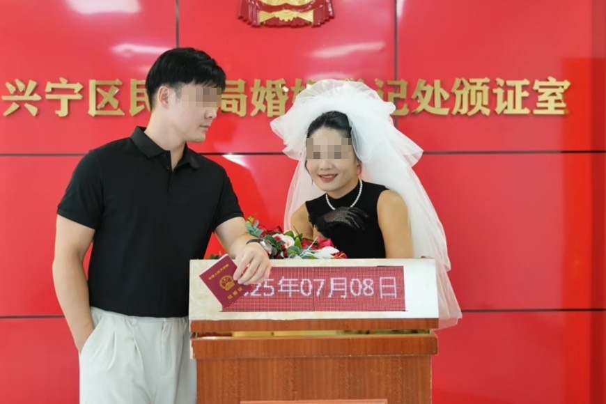 偽娘「阿紅」事件搞得新嫁娘們人人自危，中國這位34歲閃婚張女日前高調曬愛，卻湧入百萬網友看戲留言勸她快逃。（翻攝自小紅書）