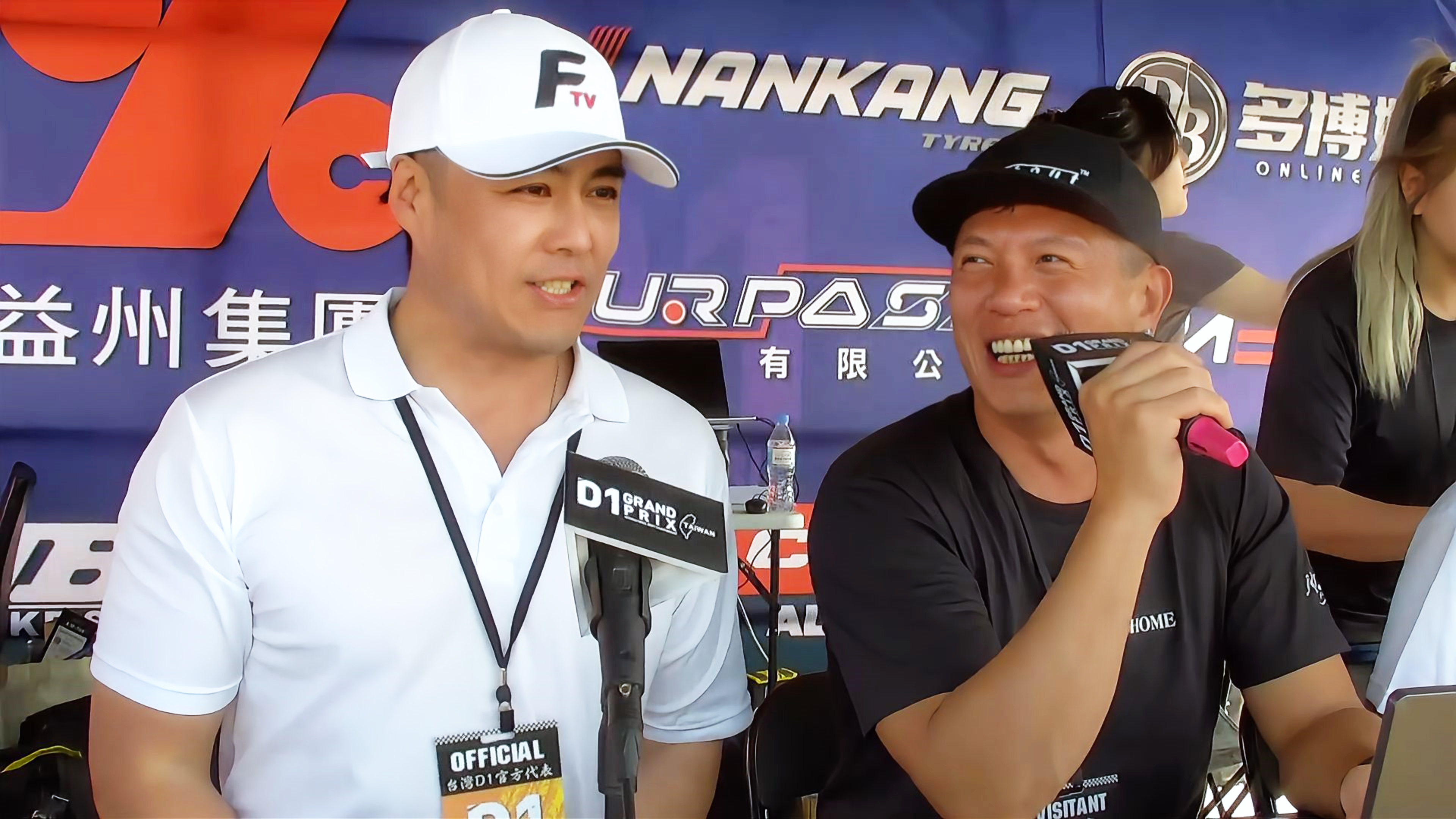 圖說劉至翰與D1世界級好手馮仁稚當車評。（本人提供）