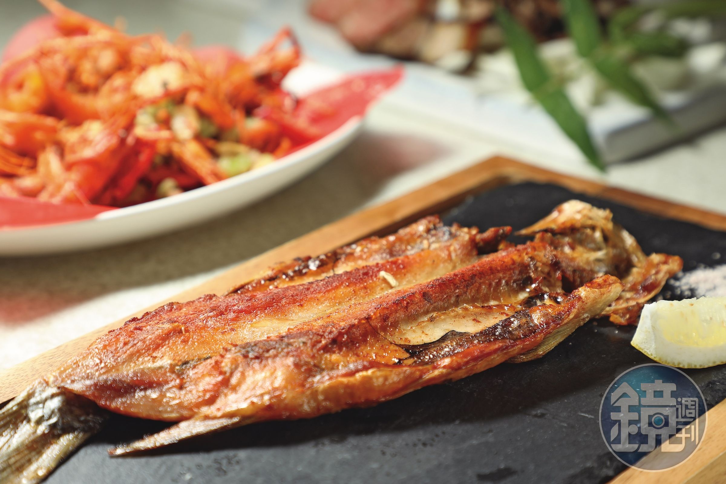 「苦花魚一夜干」將苦花魚的鮮味完整封存,細緻魚肉沾上少許玫瑰鹽或擠上檸檬,是當地人眼裡的珍饈。(550元/份)