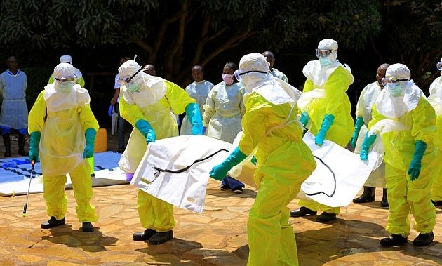 剛果近期爆出怪病大傳染。圖為2018年世衛人員訓練如何對應伊波拉病毒。（翻自《每日郵報》）