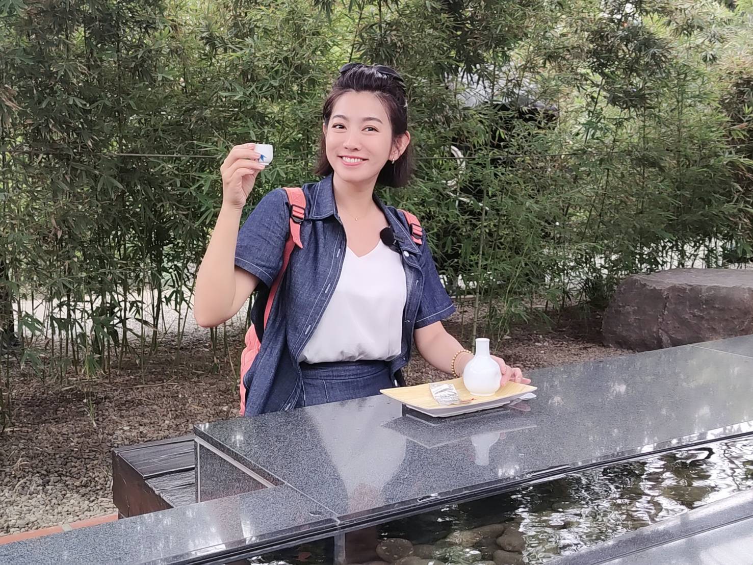 米可白大啖台南菜粽。（台南市政府提供）