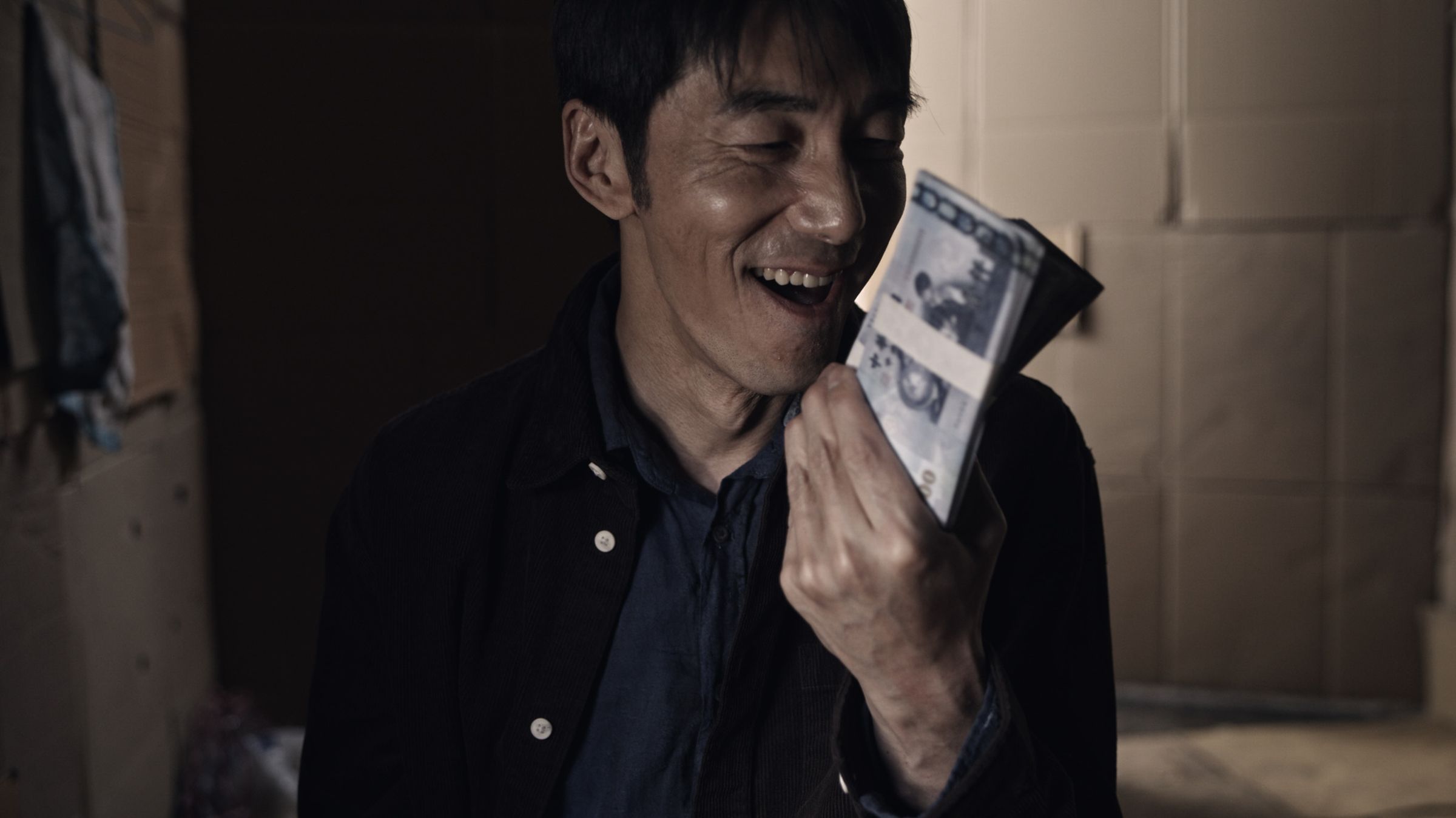 李李仁在《黑盒子》中扮演重複過著同一天的「江啟漢」,展現人性瘋狂的一面。(高雄電影節提供)