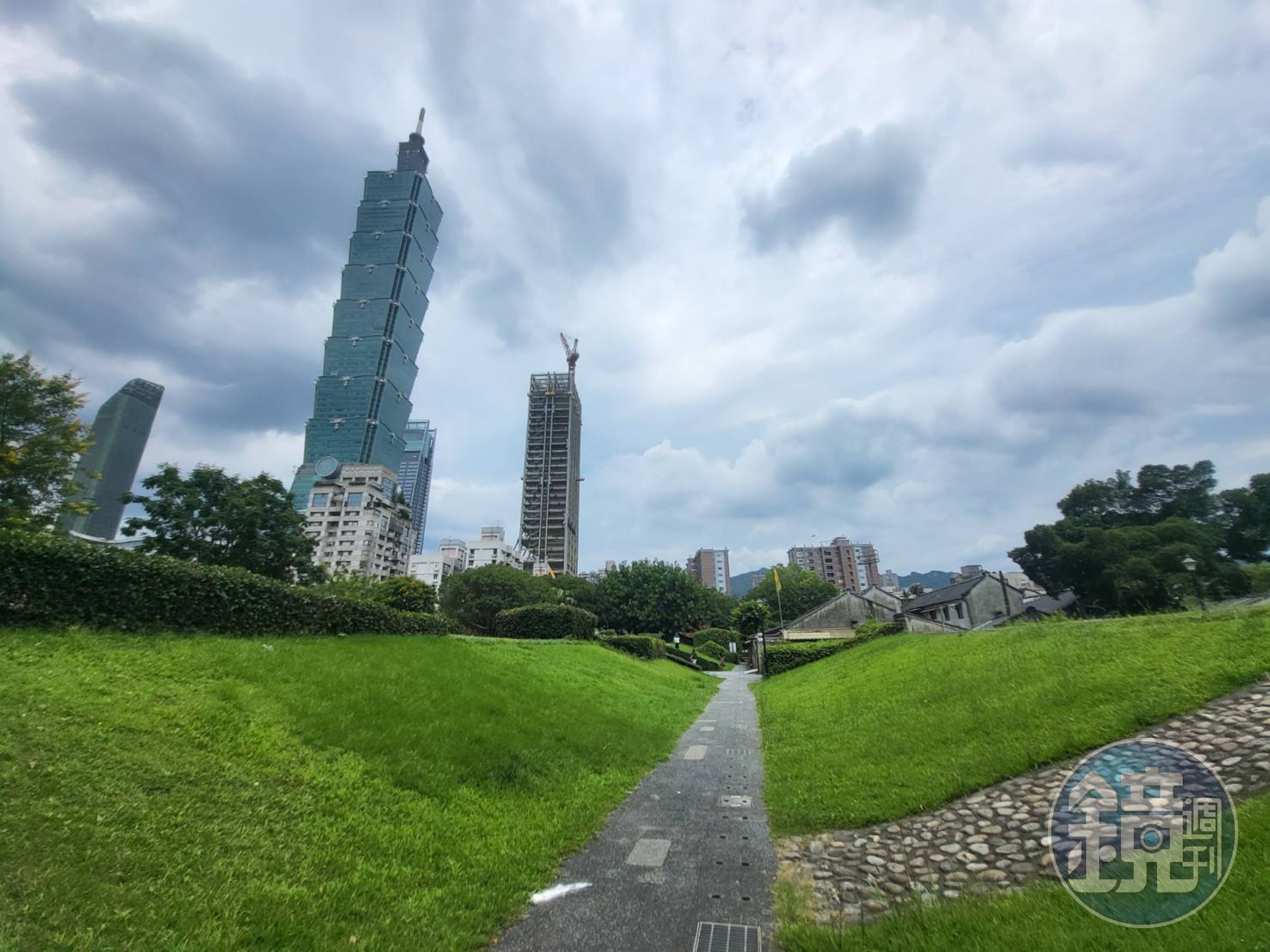 緊鄰台北101的知名豪宅「松勤玖號」驚爆帳目不清,1名政壇大咖核心幕僚已向檢調告發,要求盡速查明。