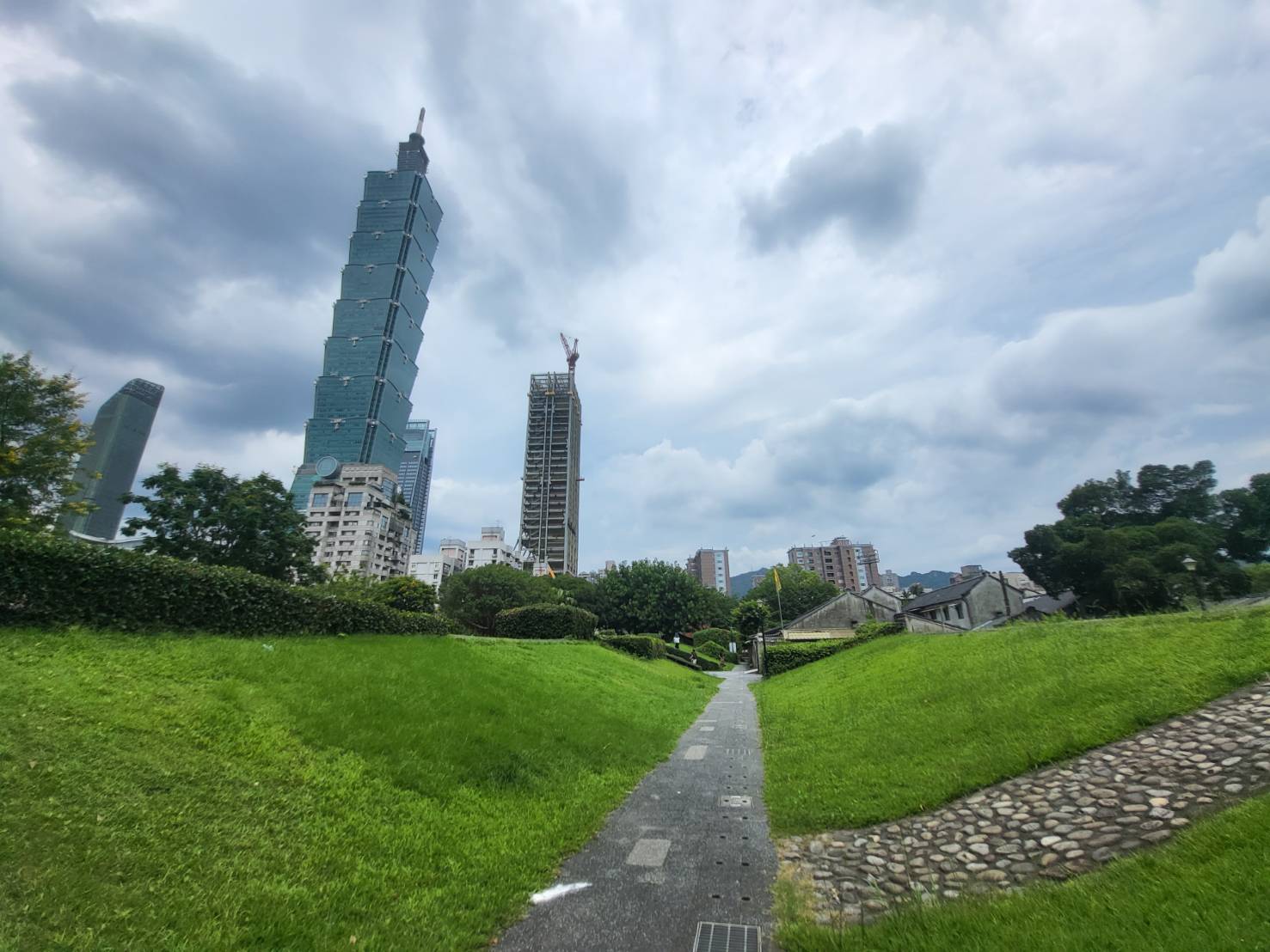 緊鄰台北101的知名豪宅「松勤玖號」驚爆帳目不清，1名政壇大咖核心幕僚已向檢調告發，要求盡速查明。