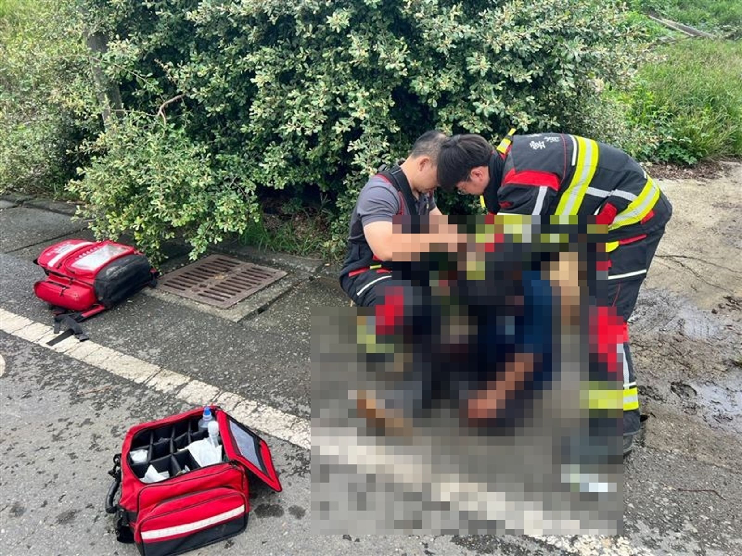 26歲林姓男子在使用大型絞肉機準備魚飼料時，右手不慎捲入機器，導致右上臂遭到截斷。（翻攝畫面）