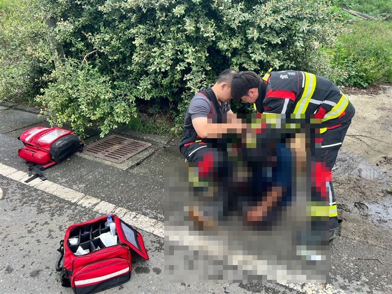 26歲林姓男子在使用大型絞肉機準備魚飼料時，右手不慎捲入機器，導致右上臂遭到截斷。（翻攝畫面）