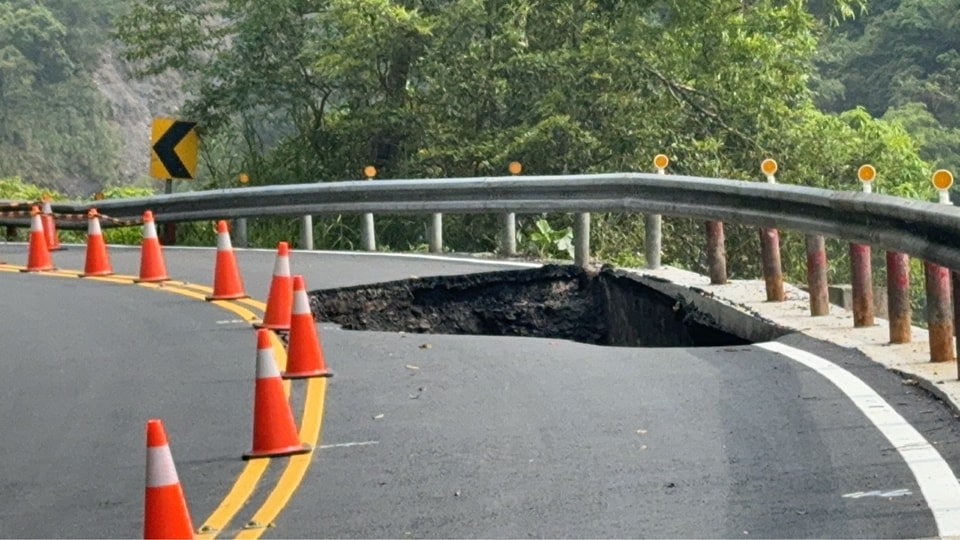 道路因路面塌陷而被挖出一個大洞，怵目驚心。（取自太平山國家森林遊樂區臉書）