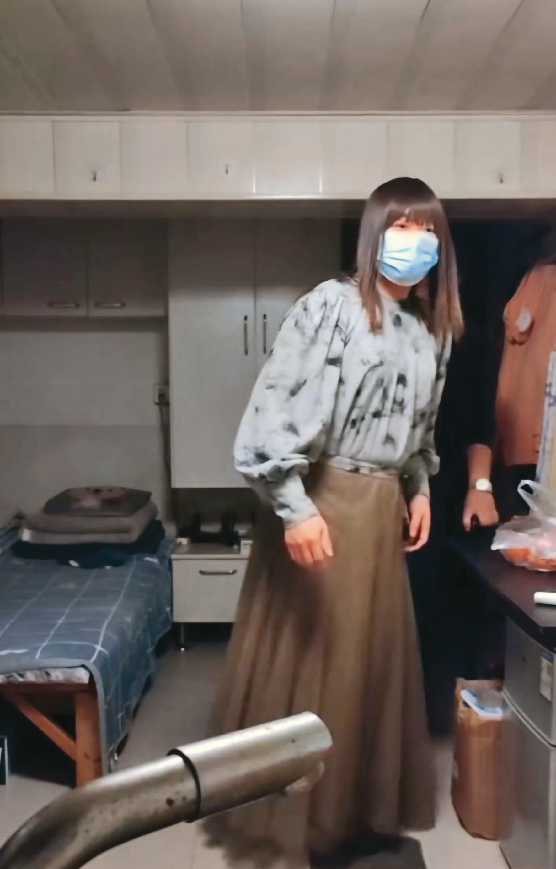 南京紅姐和男網友見面時,幾乎都是同一套上衣、長裙和招牌口罩。(翻攝自X)