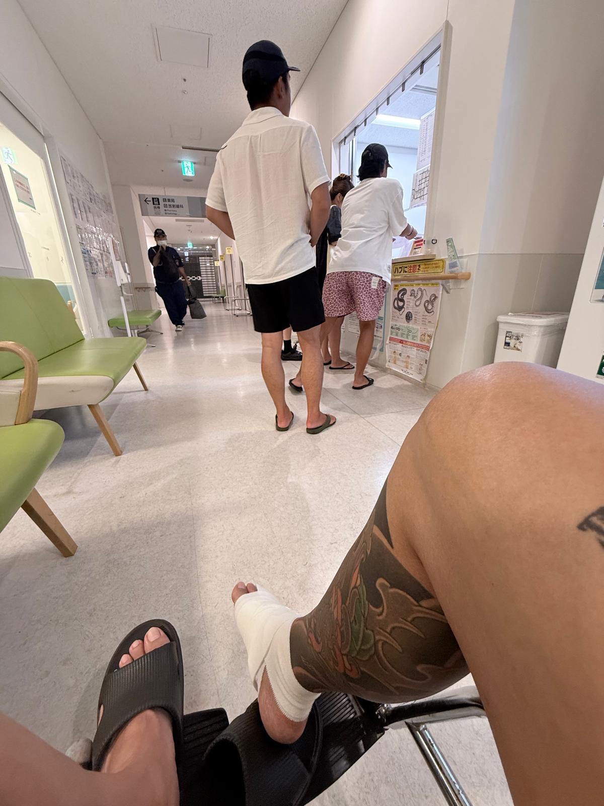 瘦子因意外右腳指頭骨折，必須坐輪椅，醫囑至少休養一個月。（圖／本色音樂提供）