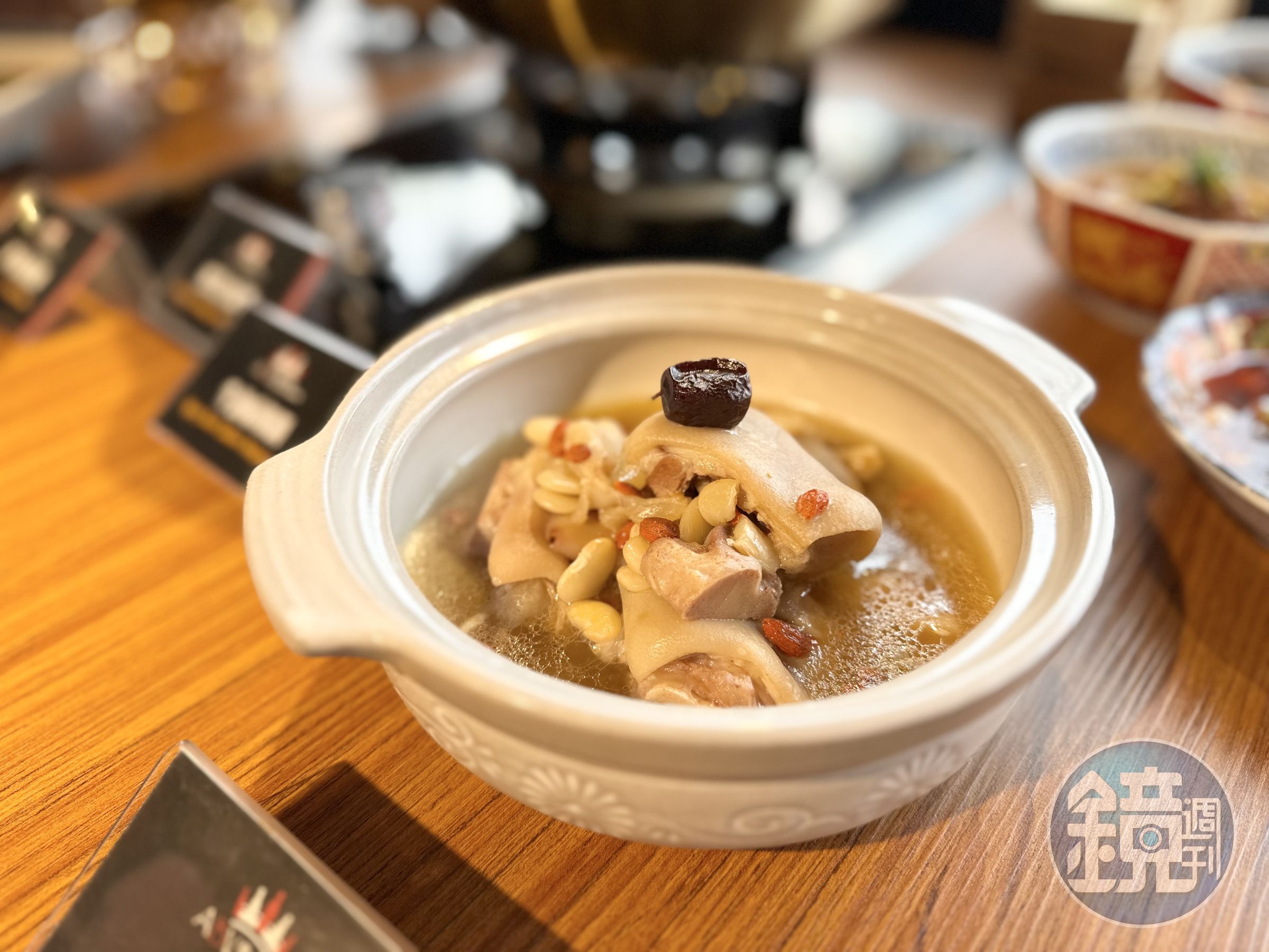 「老媽蹄花」湯汁枸杞味明顯,蹄肉嫩軟不腥。(280元/份)