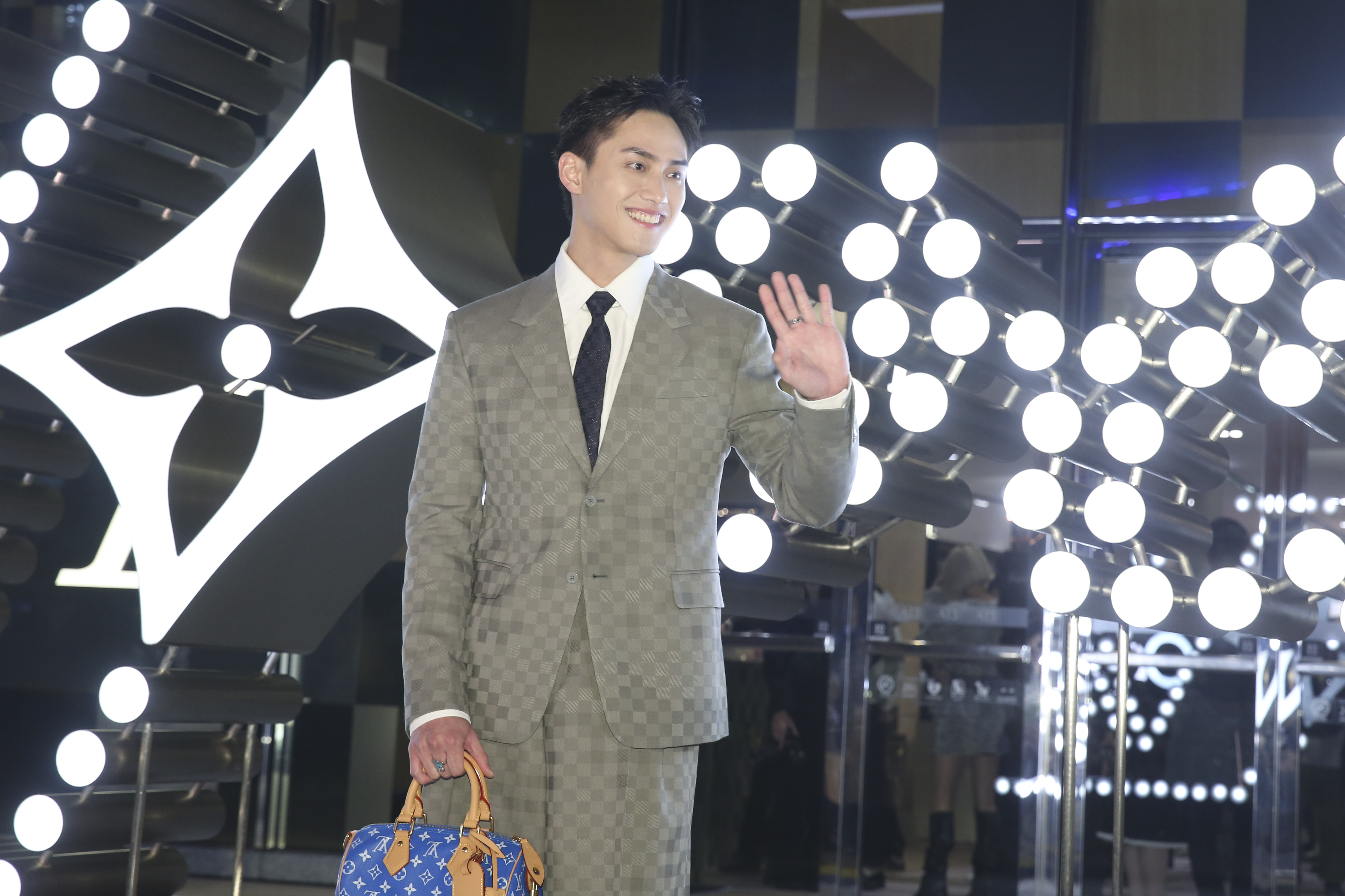 范少勳形容身上的棋盤格紋很立體。