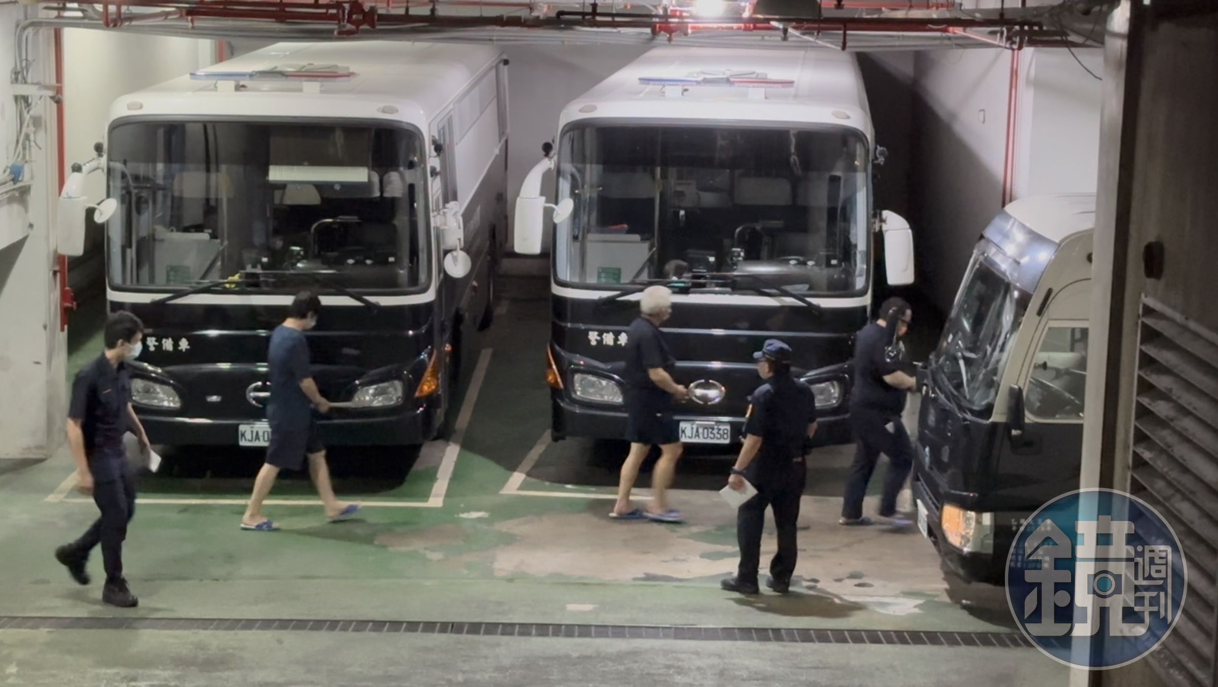 民進黨民主學院前副主任邱世元(右1)上囚車押往台北看守所。