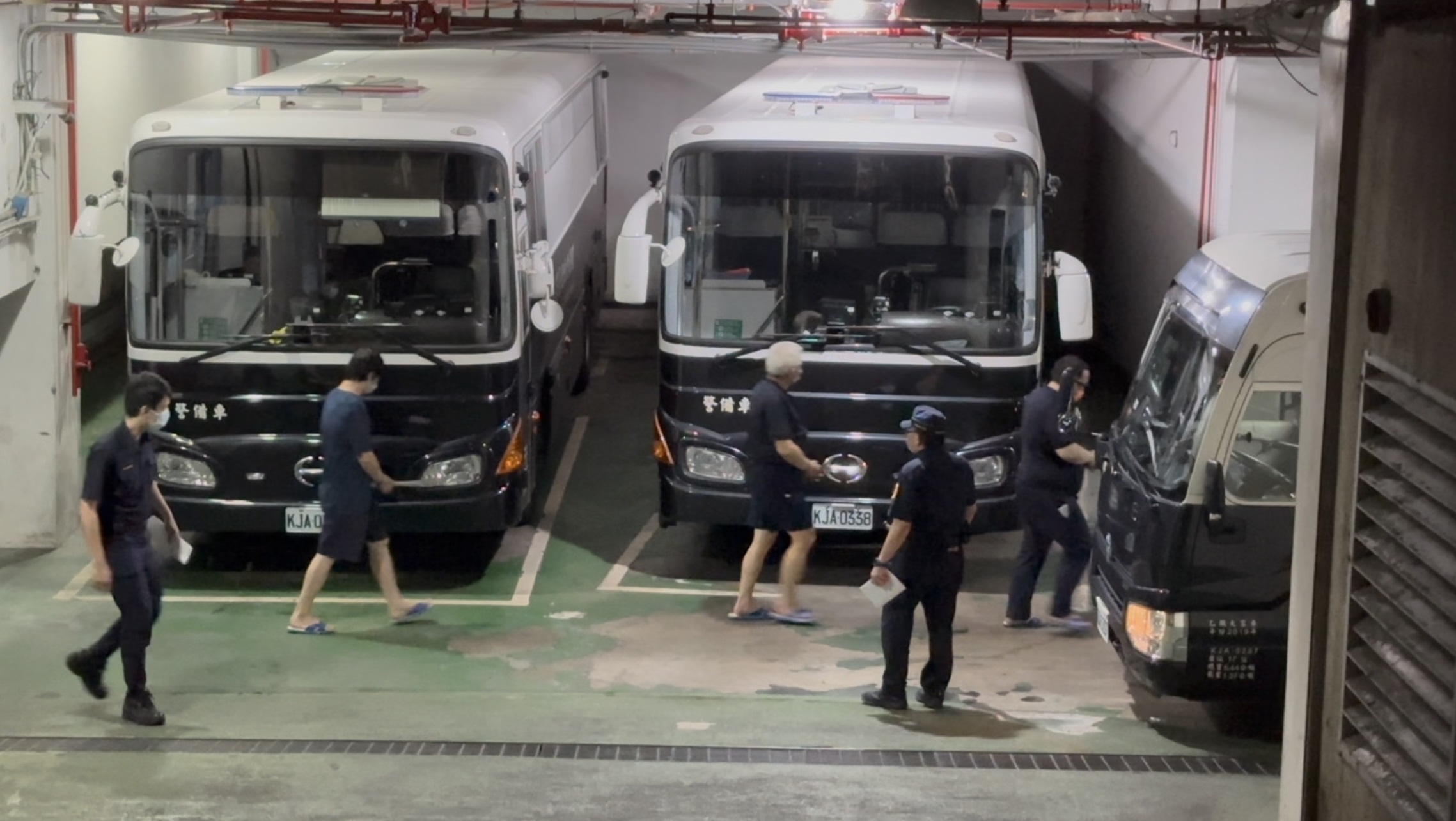 民進黨民主學院前副主任邱世元（右1）上囚車押往台北看守所。