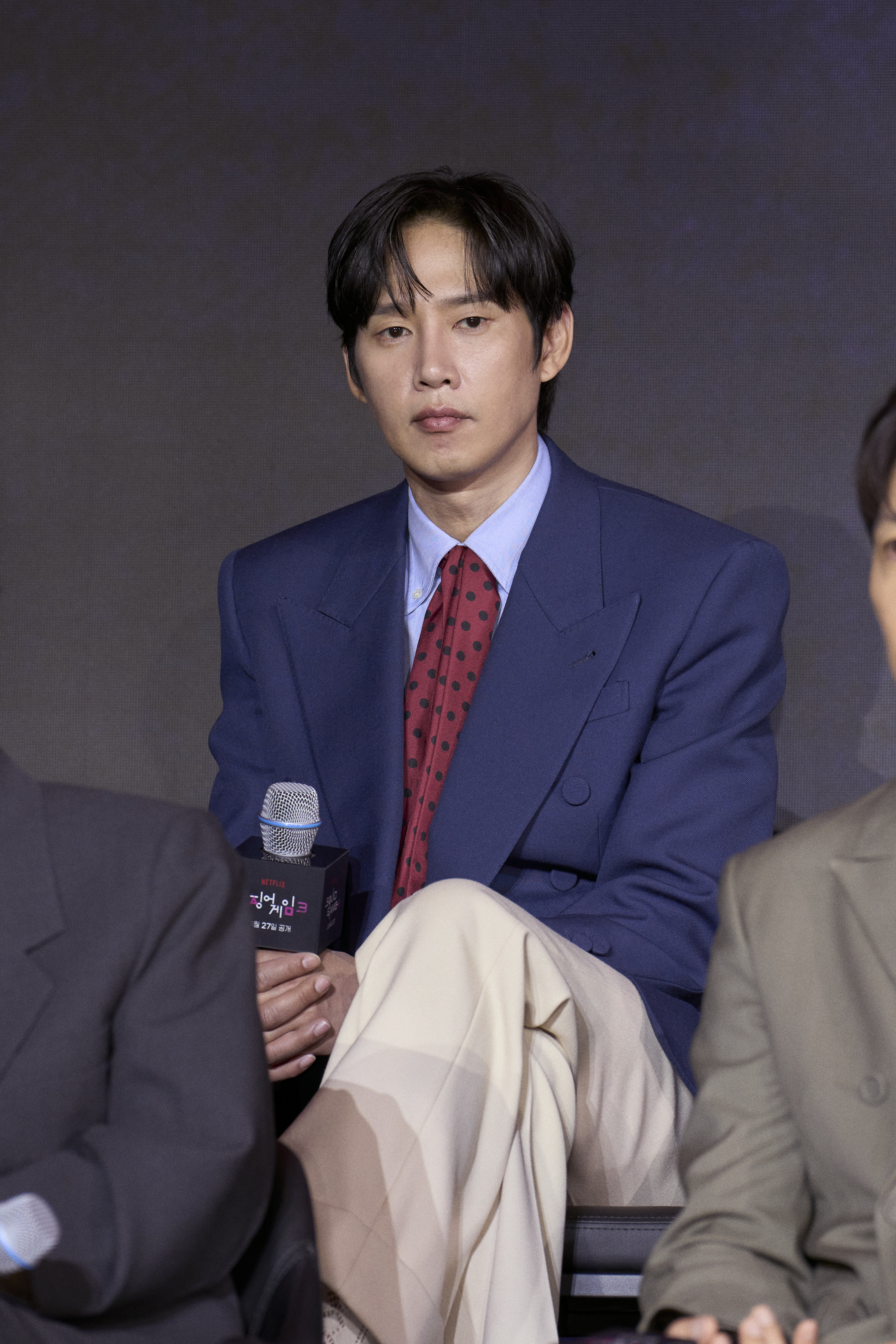 朴成焄飾演的跨性別者趙賢珠，展現了在殘酷遊戲中堅守自我、面對困境的真實力量。（Netflix提供）