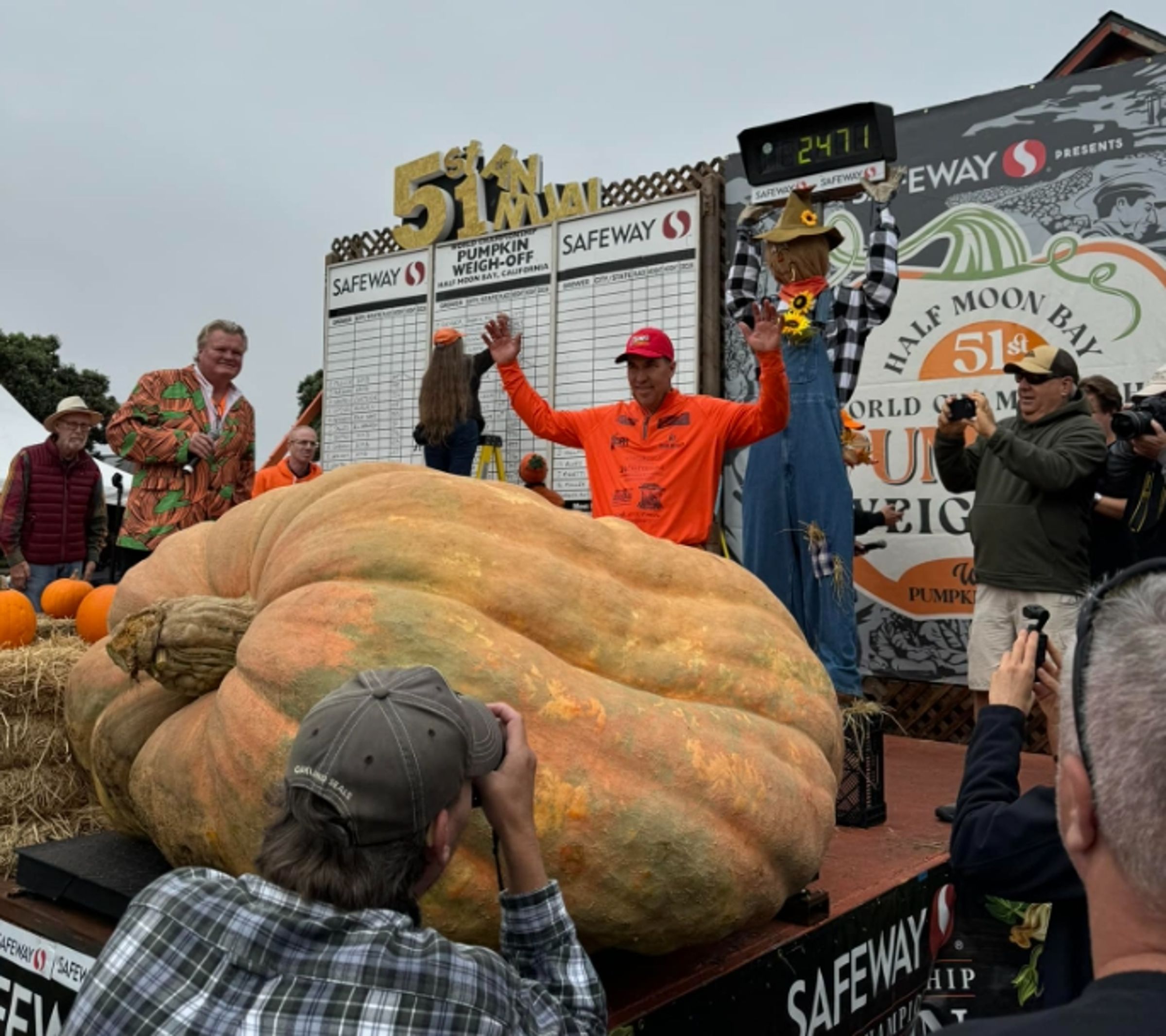 美國園藝教師Travis Gienger以1121公斤的南瓜四度封王。（翻攝自臉書Safeway World Championship Pumpkin Weigh-Off）