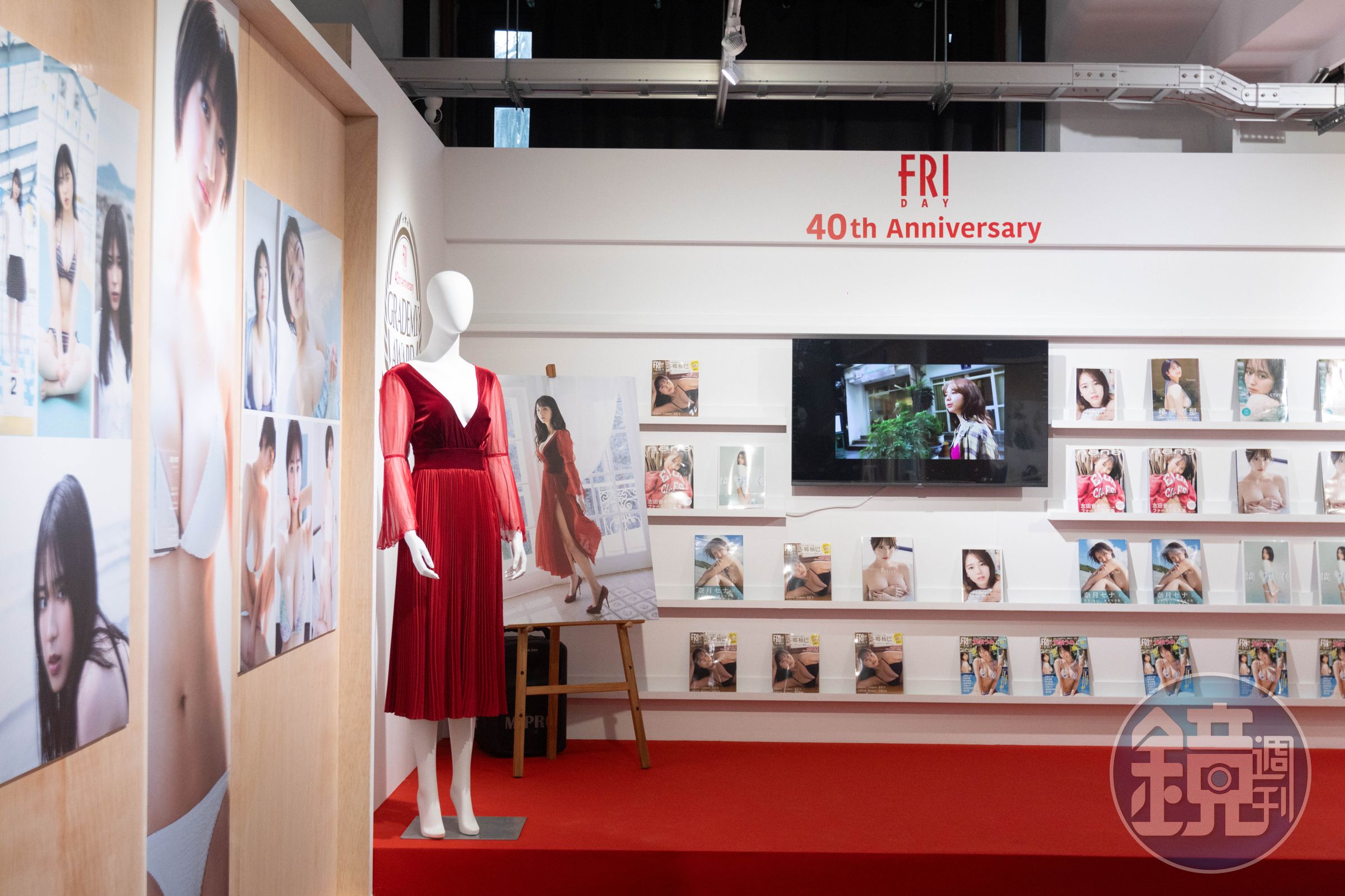 為這次的沉浸式寫真特展，《FRIDAY》首次公開由日本空運來台的拍攝服裝，原味重現。