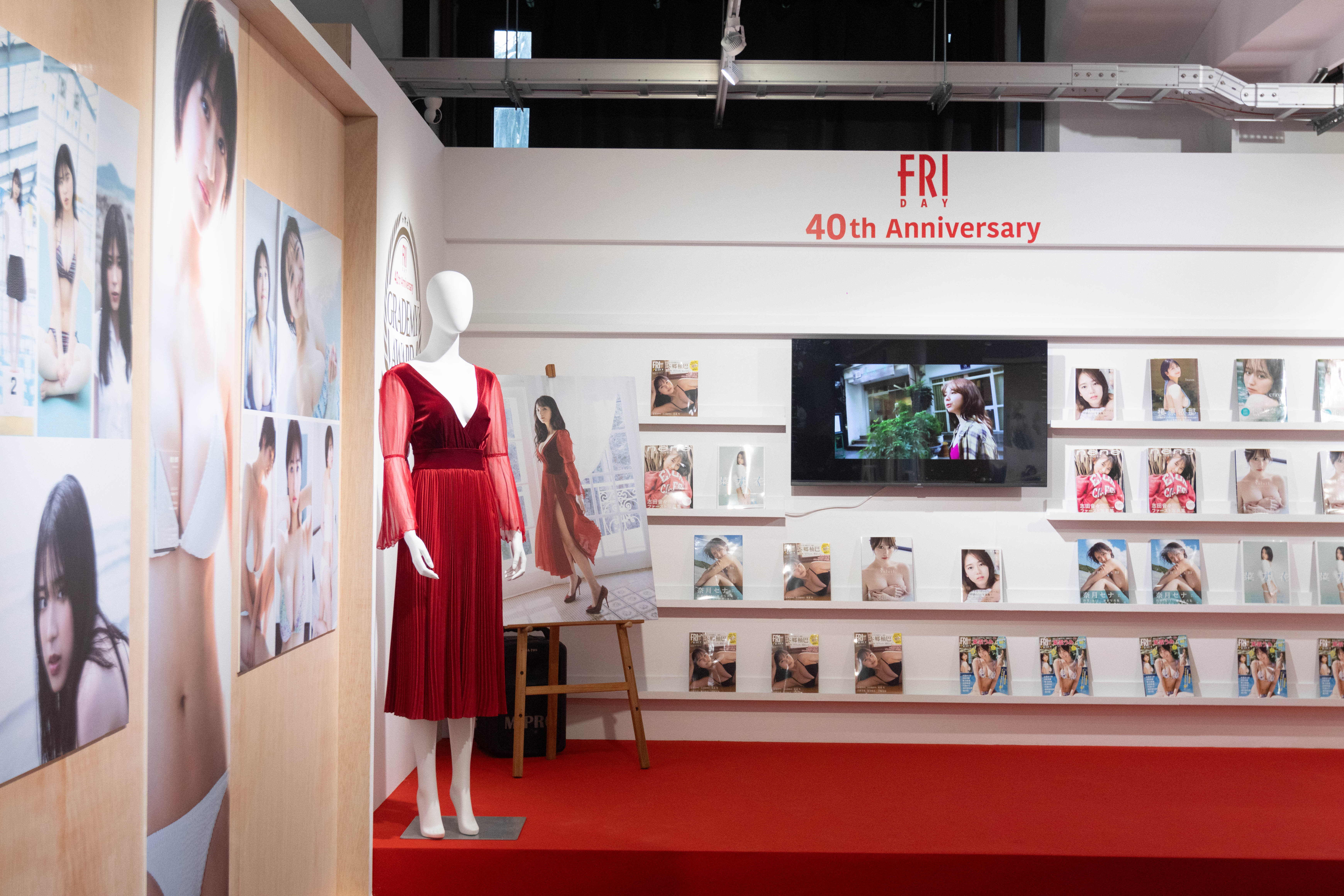 為這次的沉浸式寫真特展,《FRIDAY》首次公開由日本空運來台的拍攝服裝,原味重現。