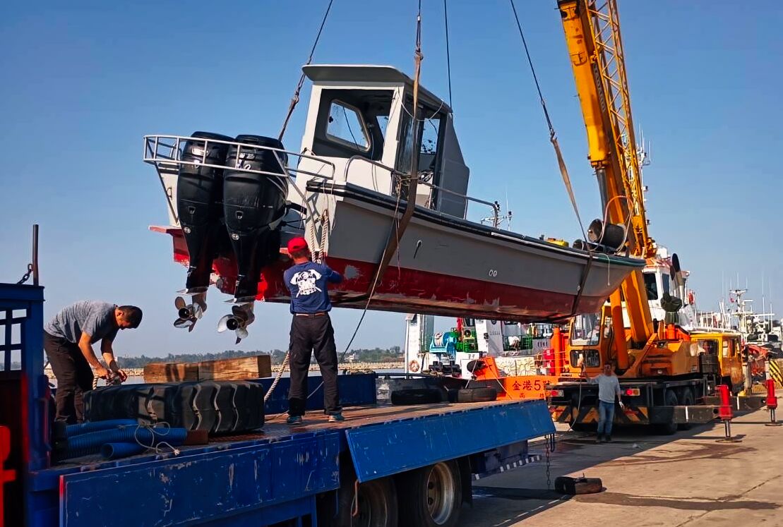 吊掛作業在金門碼頭吊岸時,舷外機方向明顯偏右。(讀者提供 )