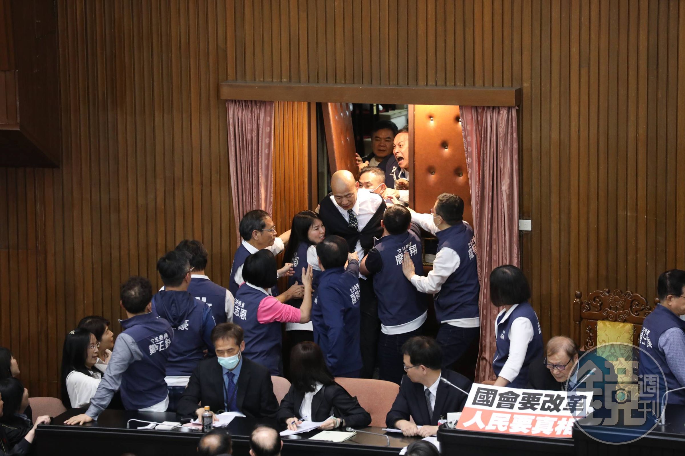 院長韓國瑜光進門就慘被大票人拉扯,衣裝更一度扯到宛如香蕉被拔皮。