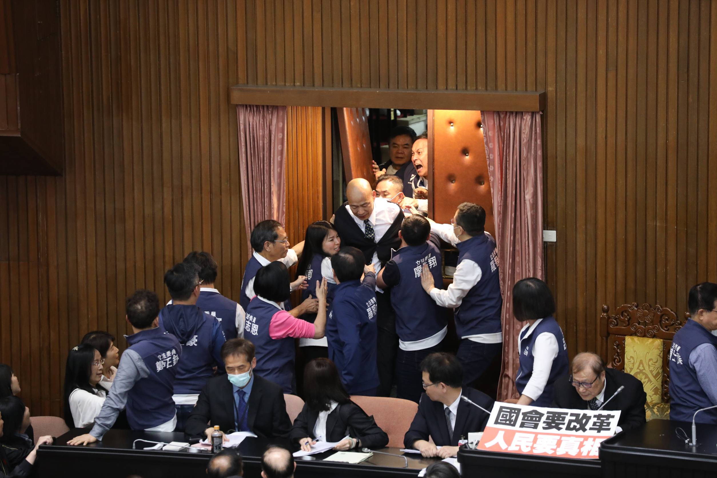 院長韓國瑜光進門就慘被大票人拉扯，衣裝更一度扯到宛如香蕉被拔皮。