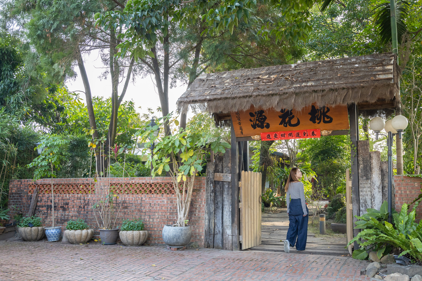 桃花源餐廳位於雲林斗六，周圍環境維護用心，店如其名。