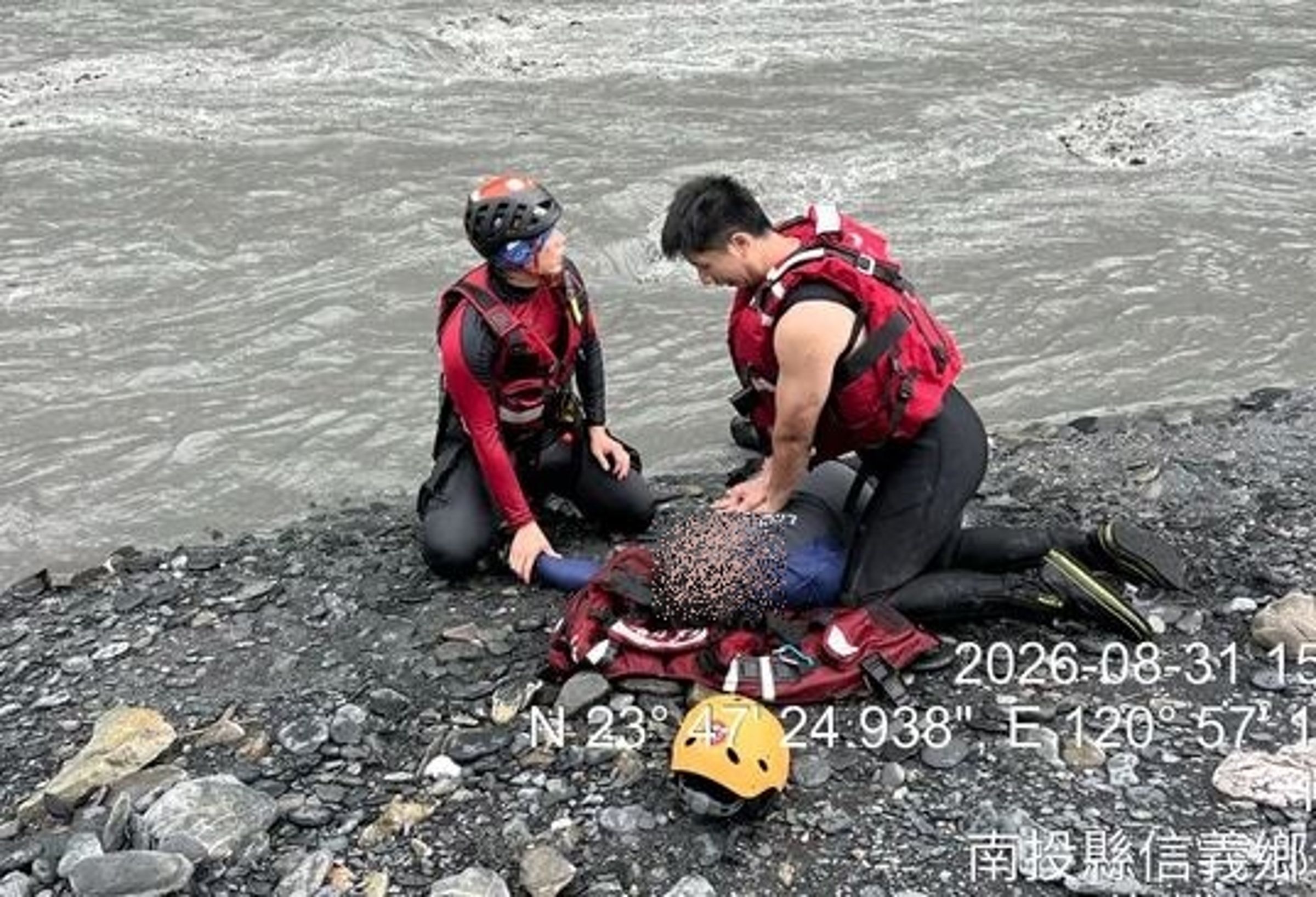伍姓消防員在執行搜救任務時，救生艇遭急流掀翻不幸殉職。（翻攝畫面）