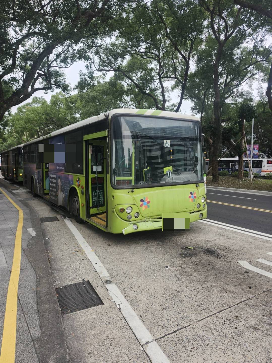 台北松山4公車連環撞。（警方提供）