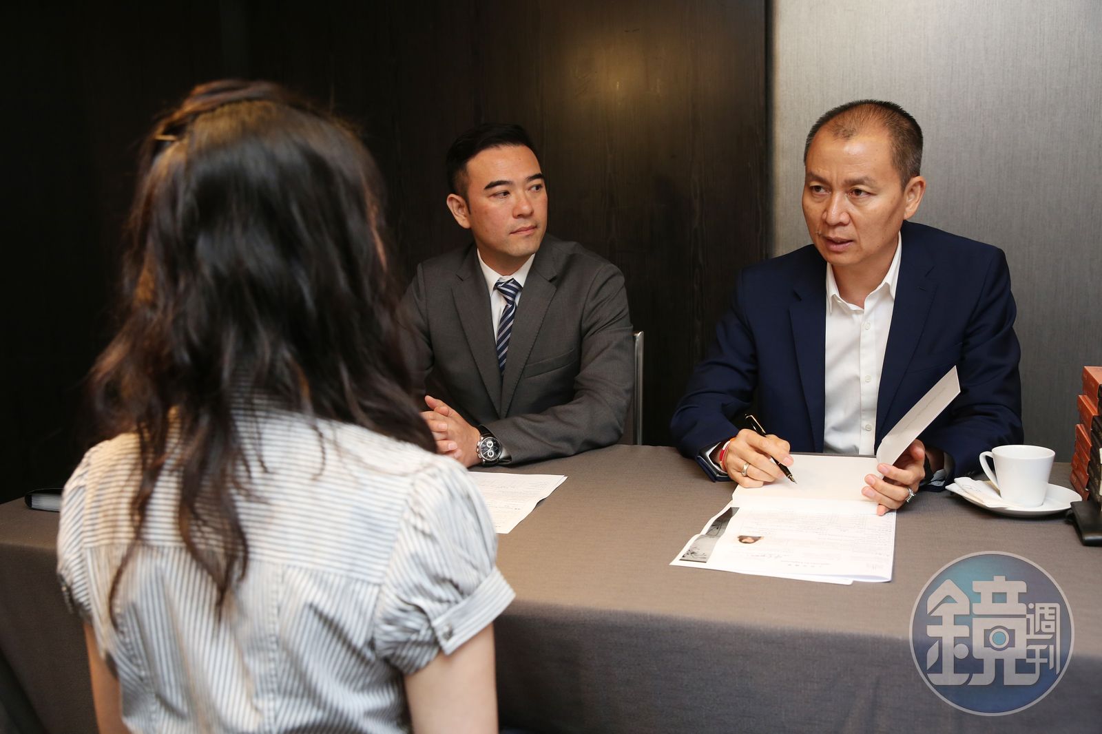 2017年,馮傑(左)接受高雄御盟集團創辦人邵永添(右)邀請,回到故鄉擔任晶英國際行館總經理,在他身上學到許多。(本刊資料照)