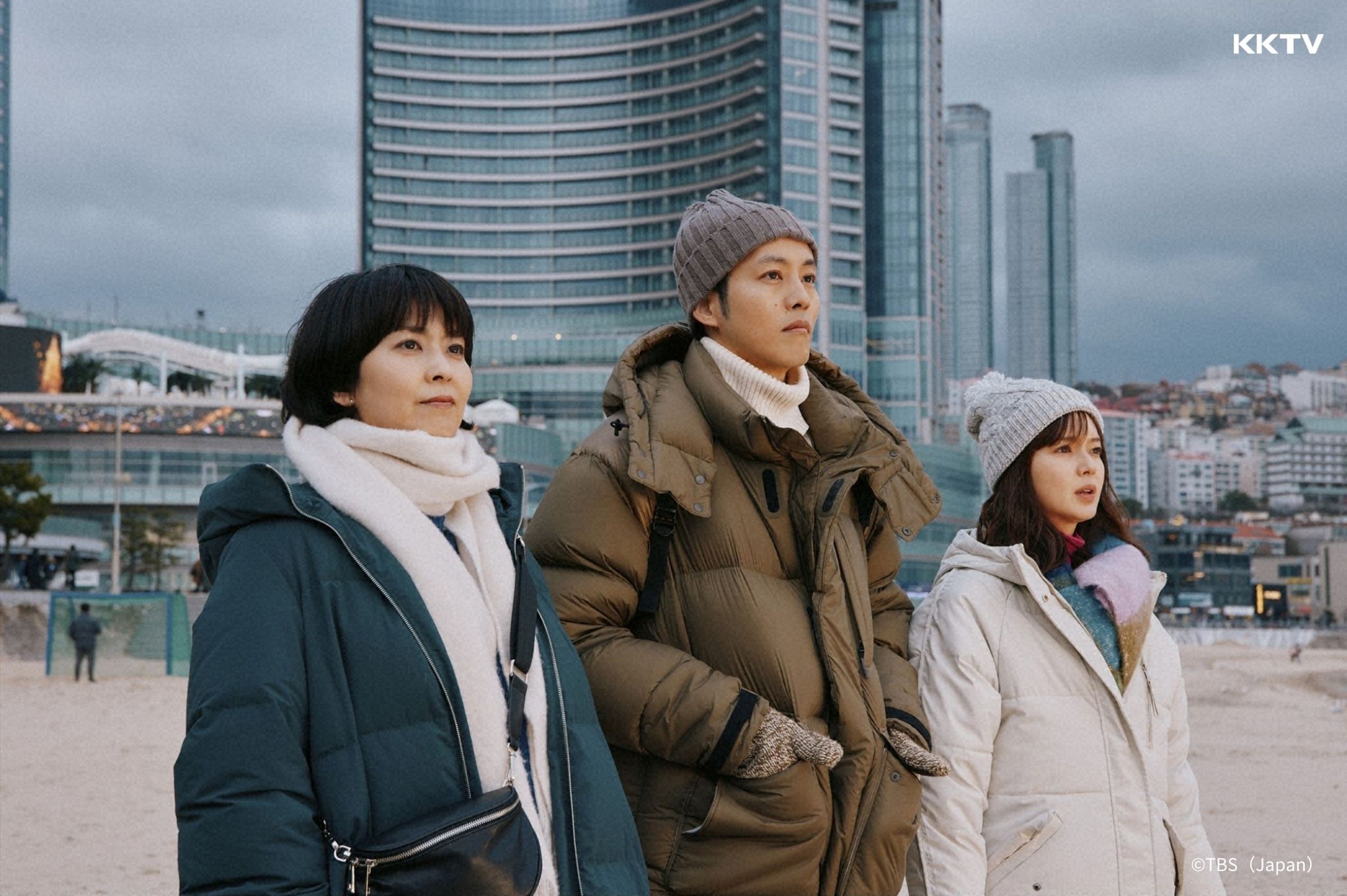 松隆子(左)與多部未華子(右)、松坂桃李在《慢行列車》飾演三姊弟。(KKTV提供)