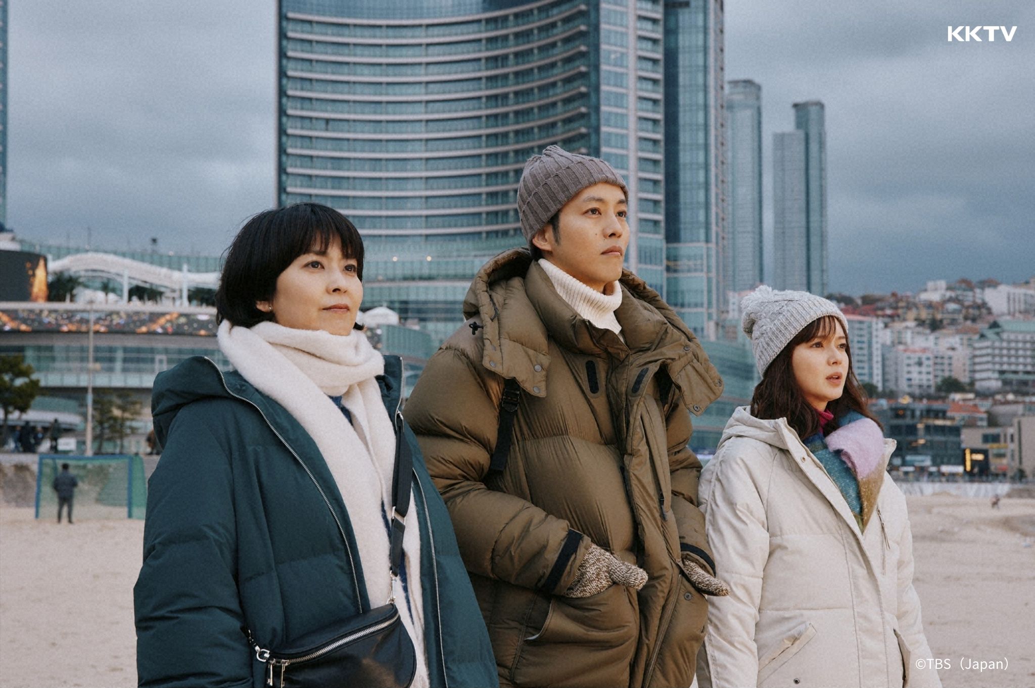 松隆子（左）與多部未華子（右）、松坂桃李在《慢行列車》飾演三姊弟。（KKTV提供）