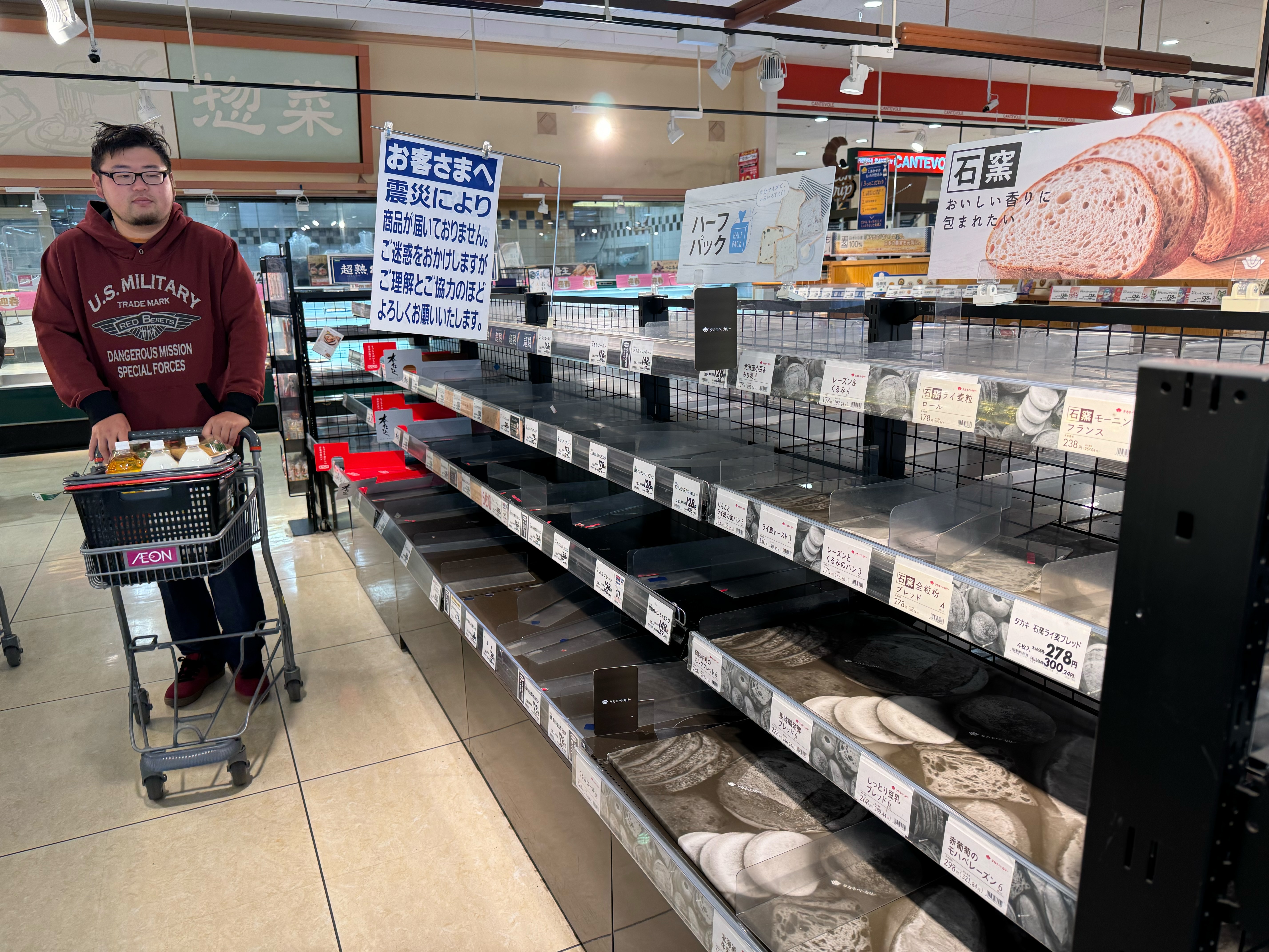 金澤當地賣場、超市的熟食都被民眾一掃而空。