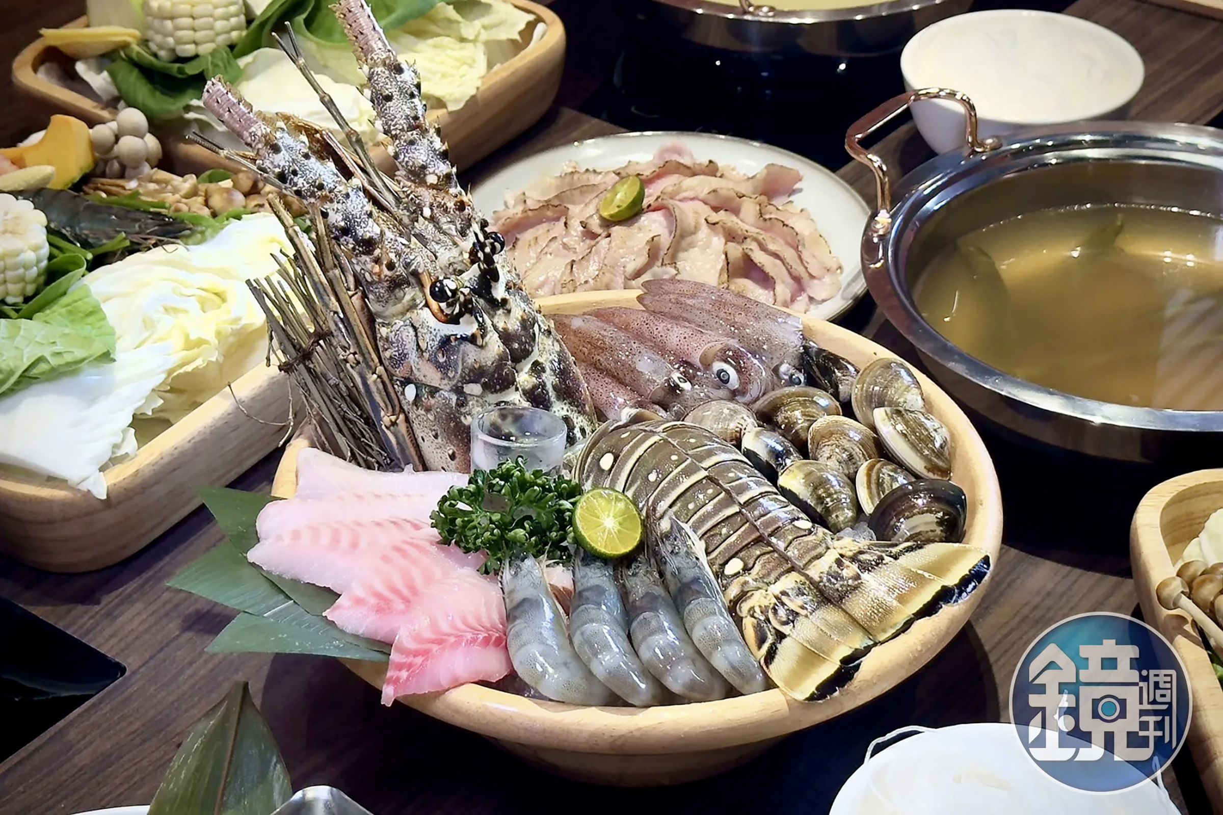 「極品龍蝦雙人套餐」不僅能吃到整隻龍蝦、小卷、鯛魚、白蝦、蛤利,還可雙拚包括霜降嫩肩牛或雪花牛等種類的10盎司肉盤。(雙人套餐2,180元/份)